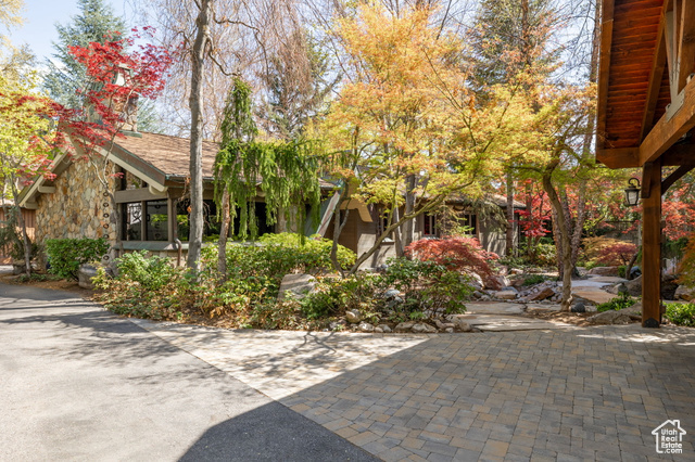 Property Photo: 4939 S Cottonwood Ln UT 84117