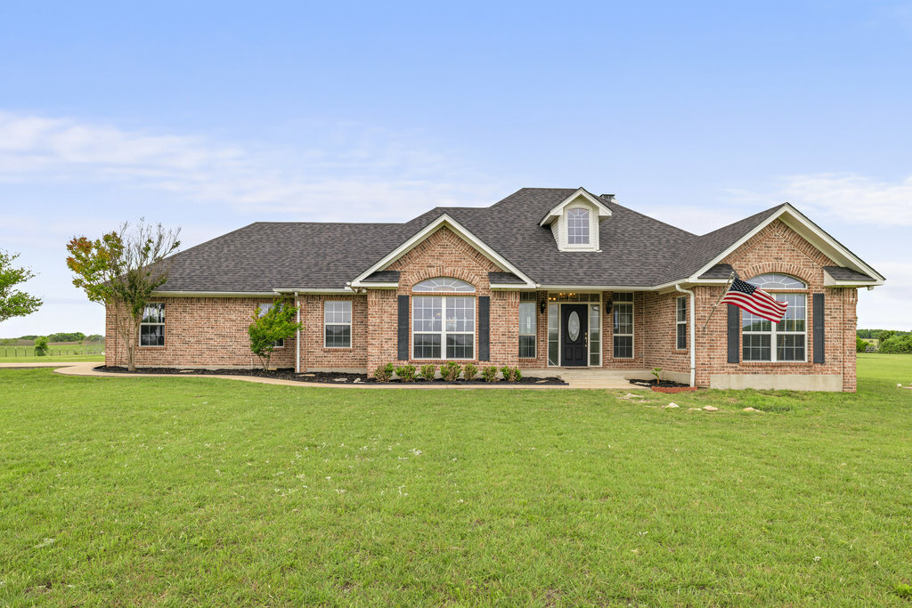 Property Photo: 1566 Raby Road TX 76524