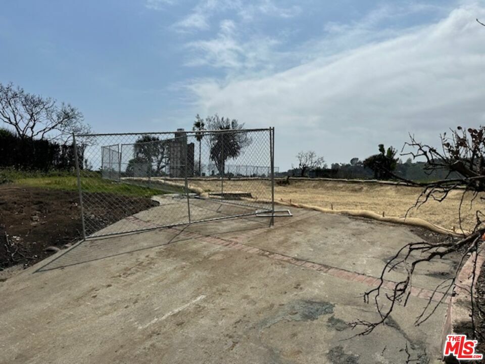 Property Photo: 917 Enchanted Way CA 90272