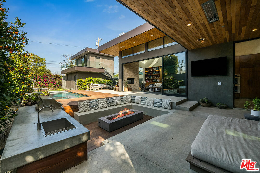 Property Photo: 1385 Palms Blvd CA 90291