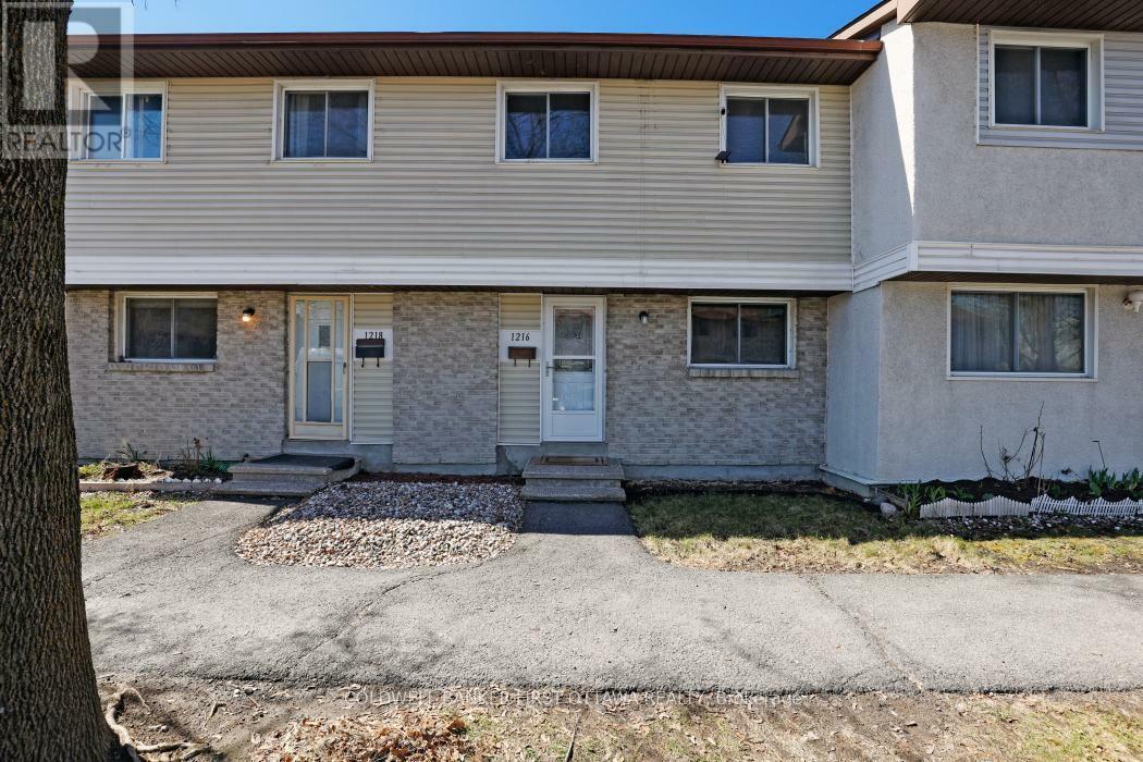 Property Photo: 1216 Bowmount Street ON K1J 8T5