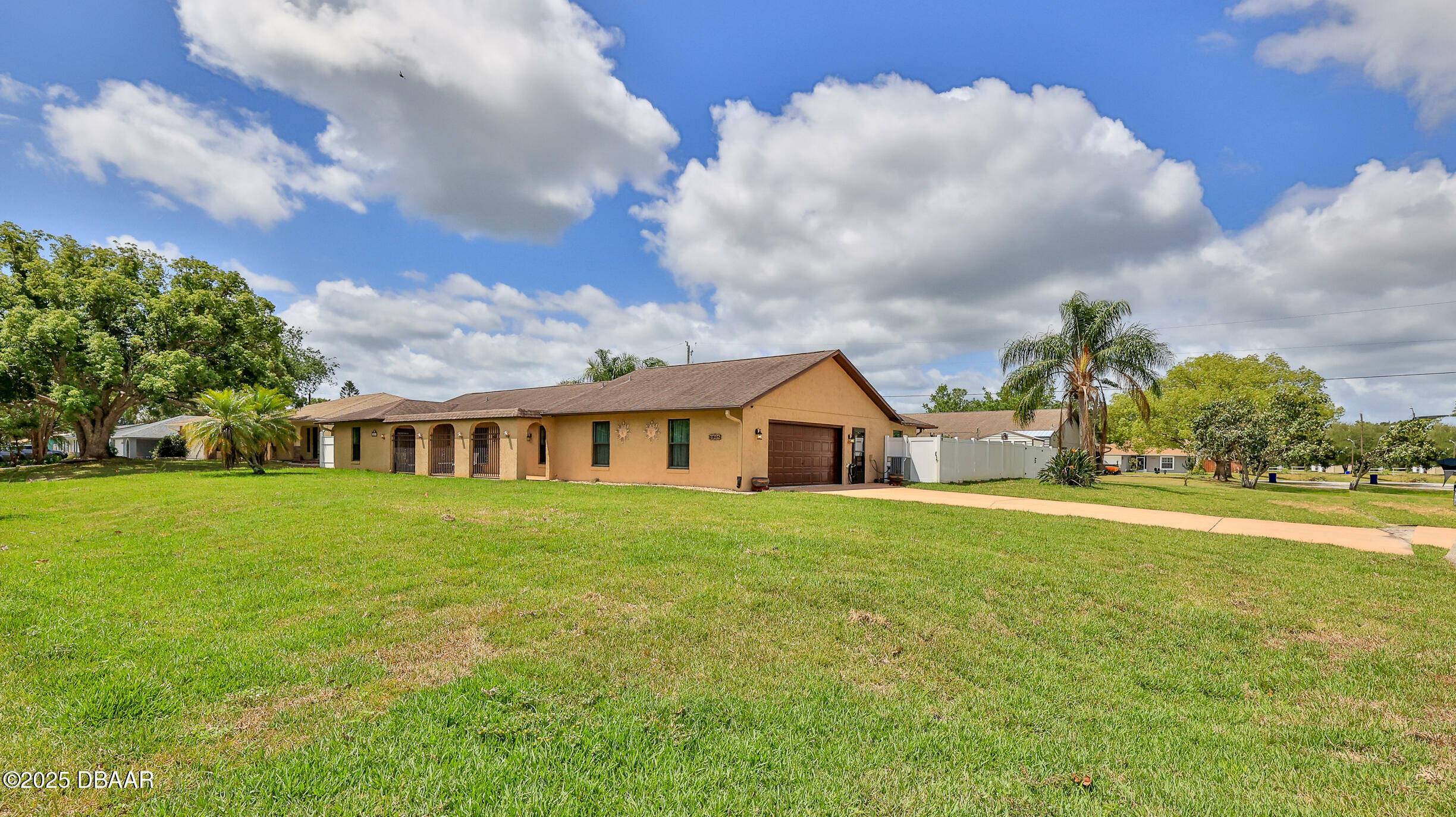 Property Photo: 2504 Sabal Palm Drive FL 32141