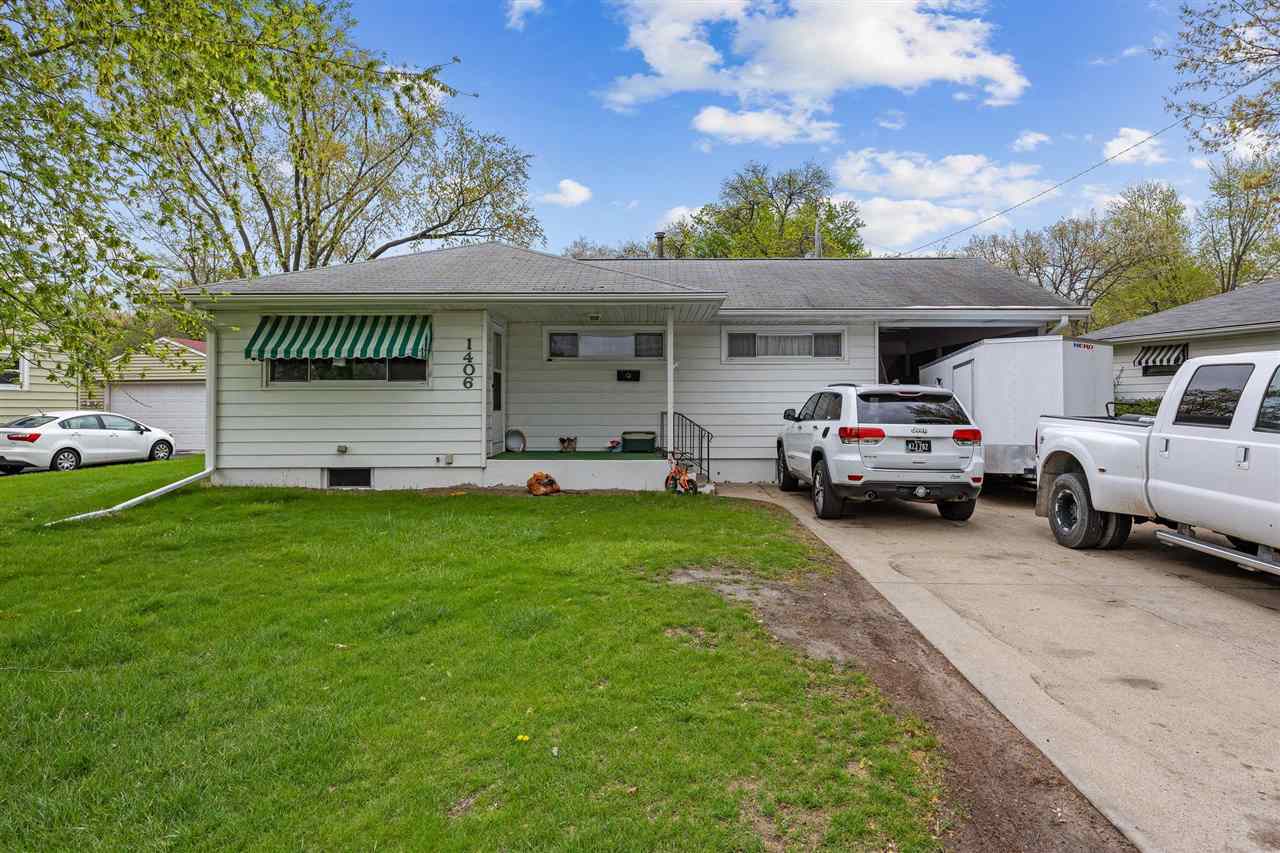 Property Photo: 1406 Plum St IA 52240
