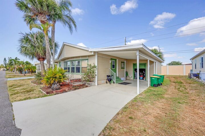 Property Photo: 2100 Kings Highway 37 FL 33980