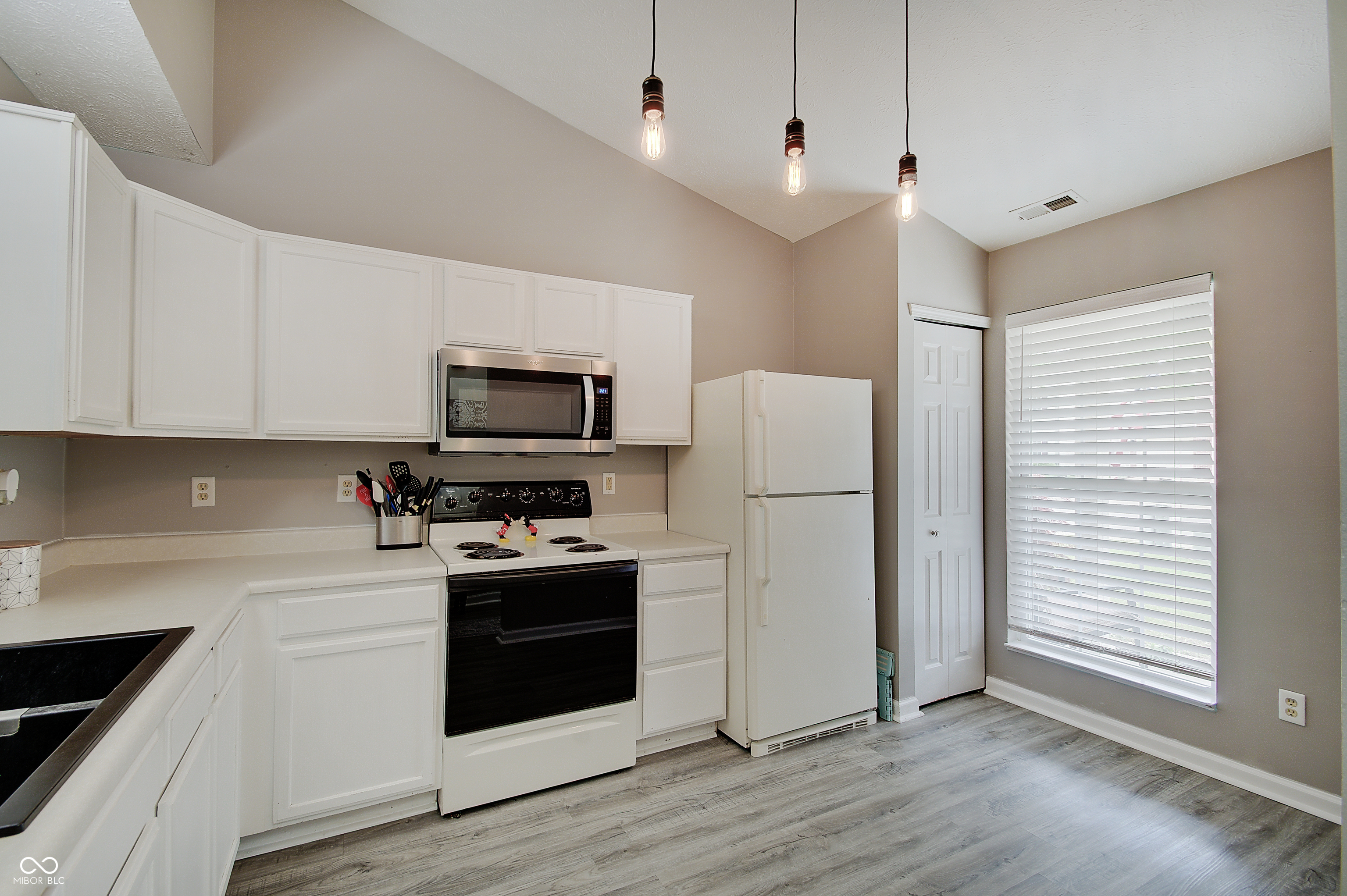 Property Photo: 5541 Fair Ridge Place IN 46221