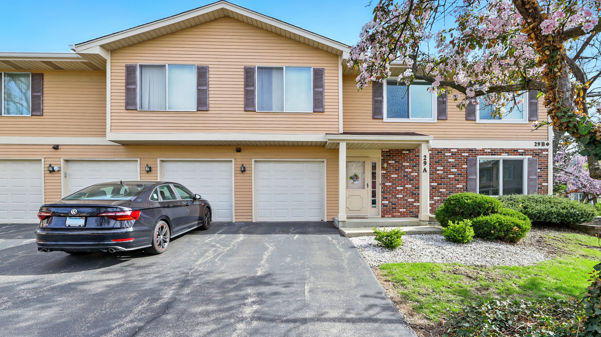 Property Photo: 29 E Hickory Street B IL 60148