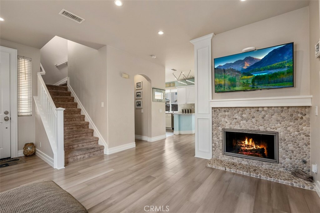 Property Photo:  73 Rue Du Chateau 17  CA 92656 
