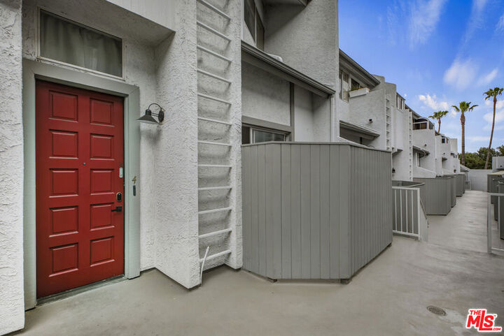 Property Photo:  10911 Bluffside Drive 4  CA 91604 
