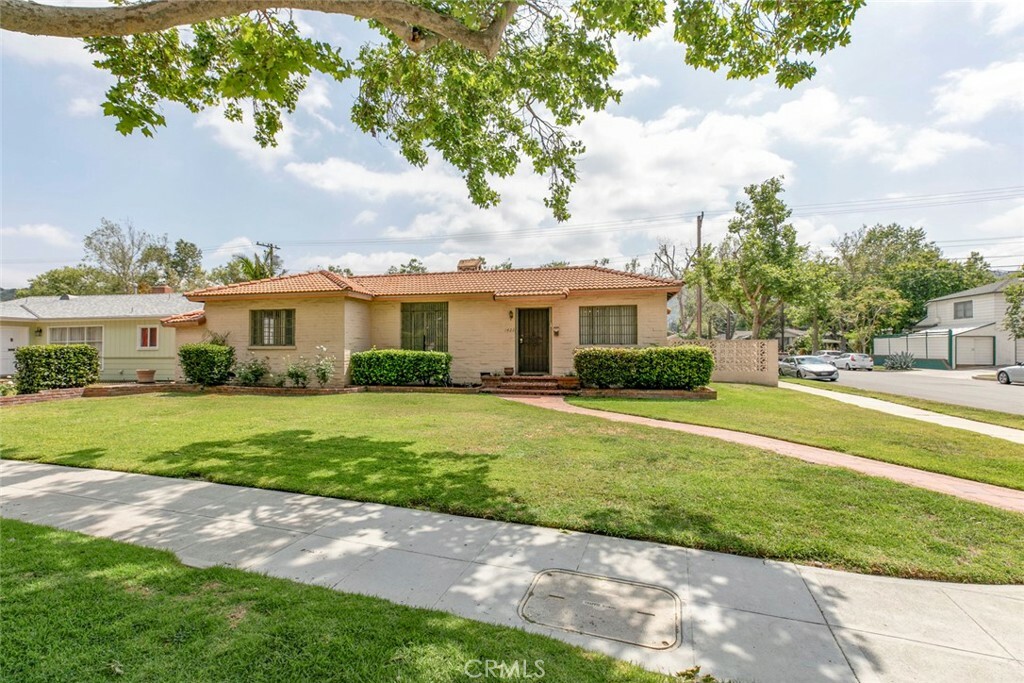 Property Photo: 1422 W Riverside Drive CA 91506
