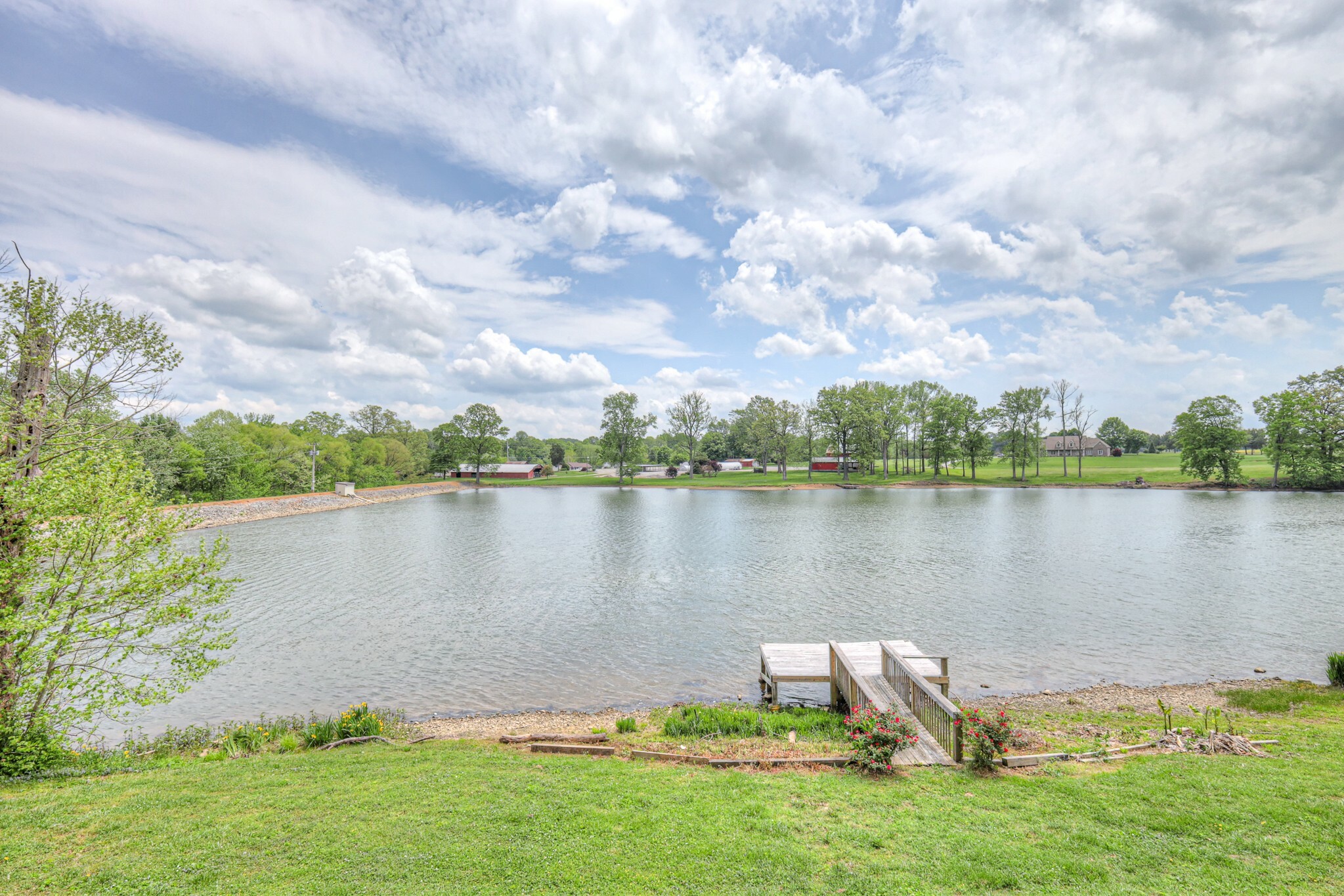 Property Photo: 411 Willow Lake Dr TN 37148