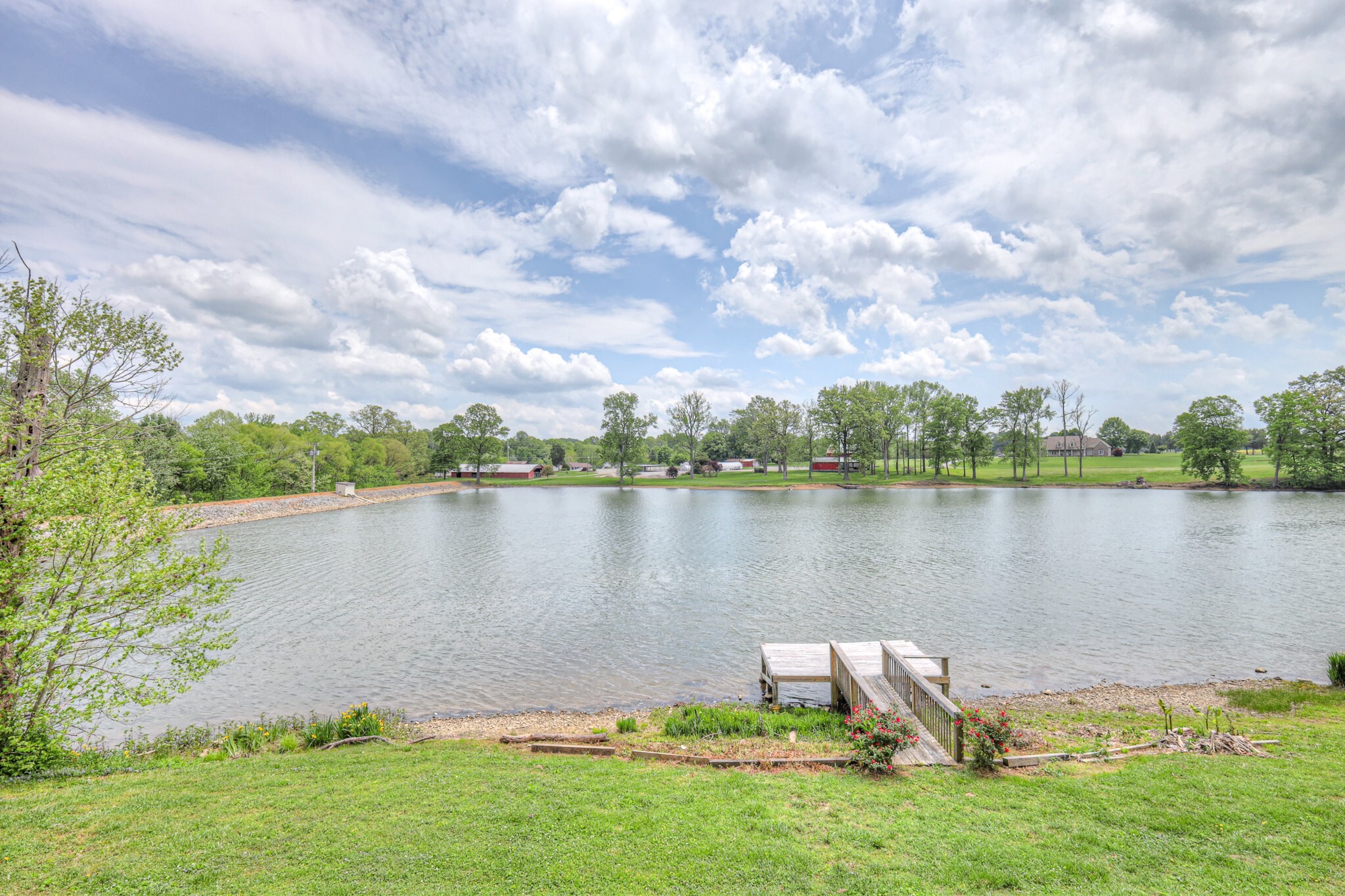 Property Photo: 411 Willow Lake Dr TN 37148