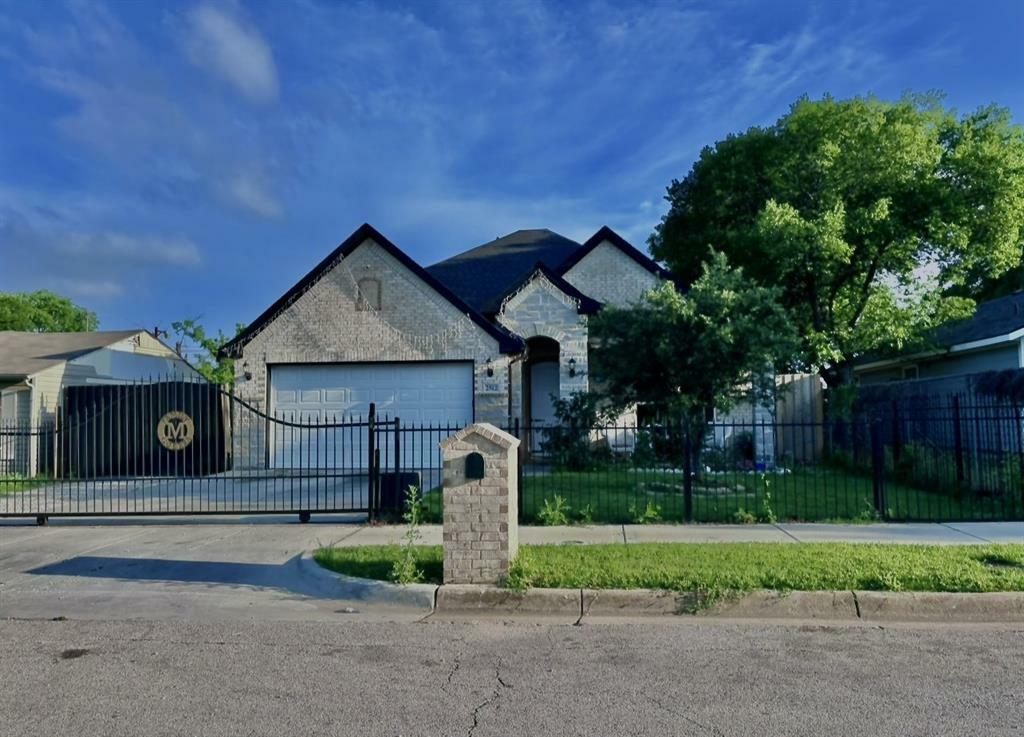 Property Photo: 2512 Highcrest Avenue TX 76111