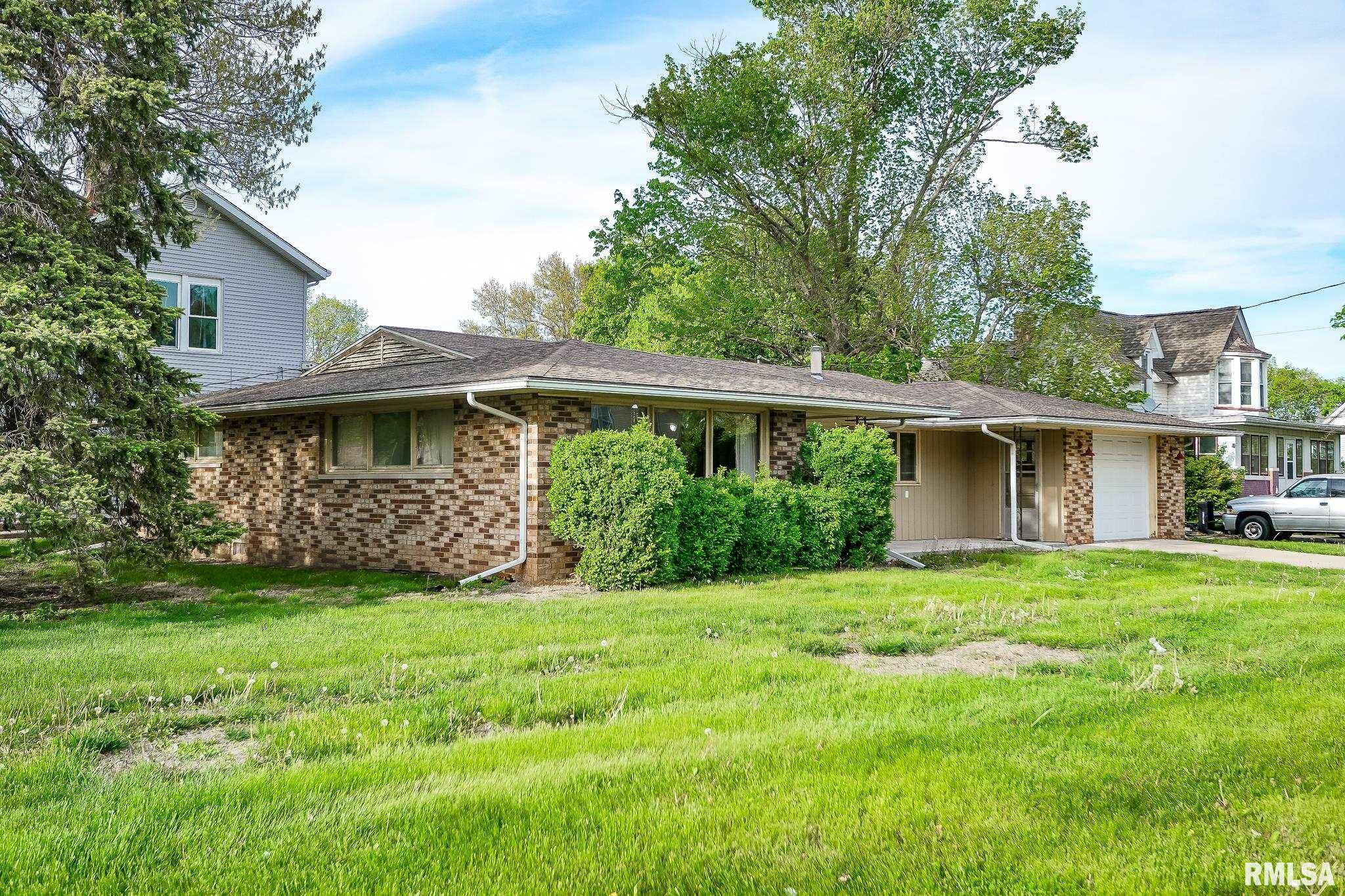 Property Photo: 203 E Evergreen Street IL 61529