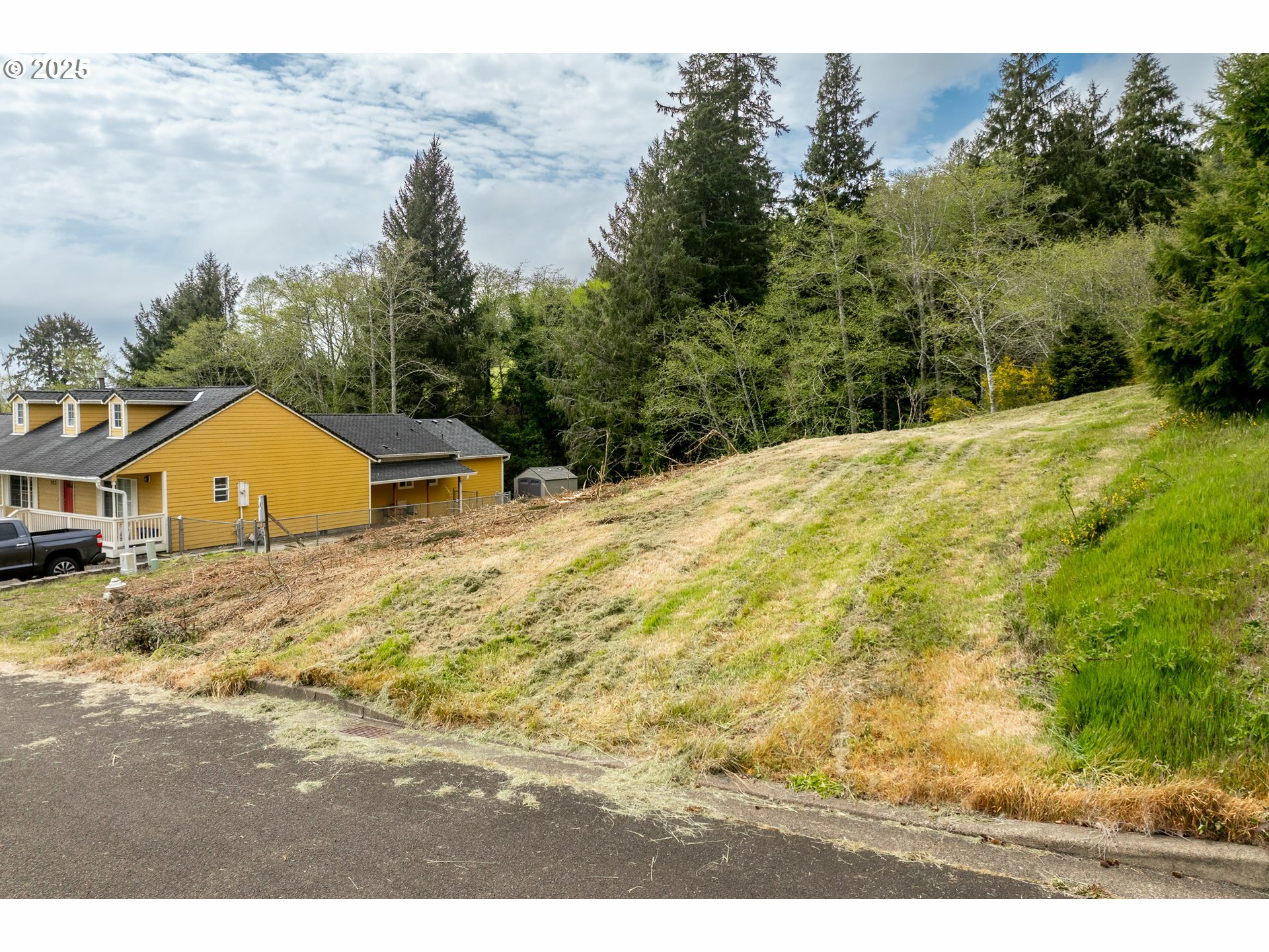 Property Photo: 105 Franklin Dr OR 97118