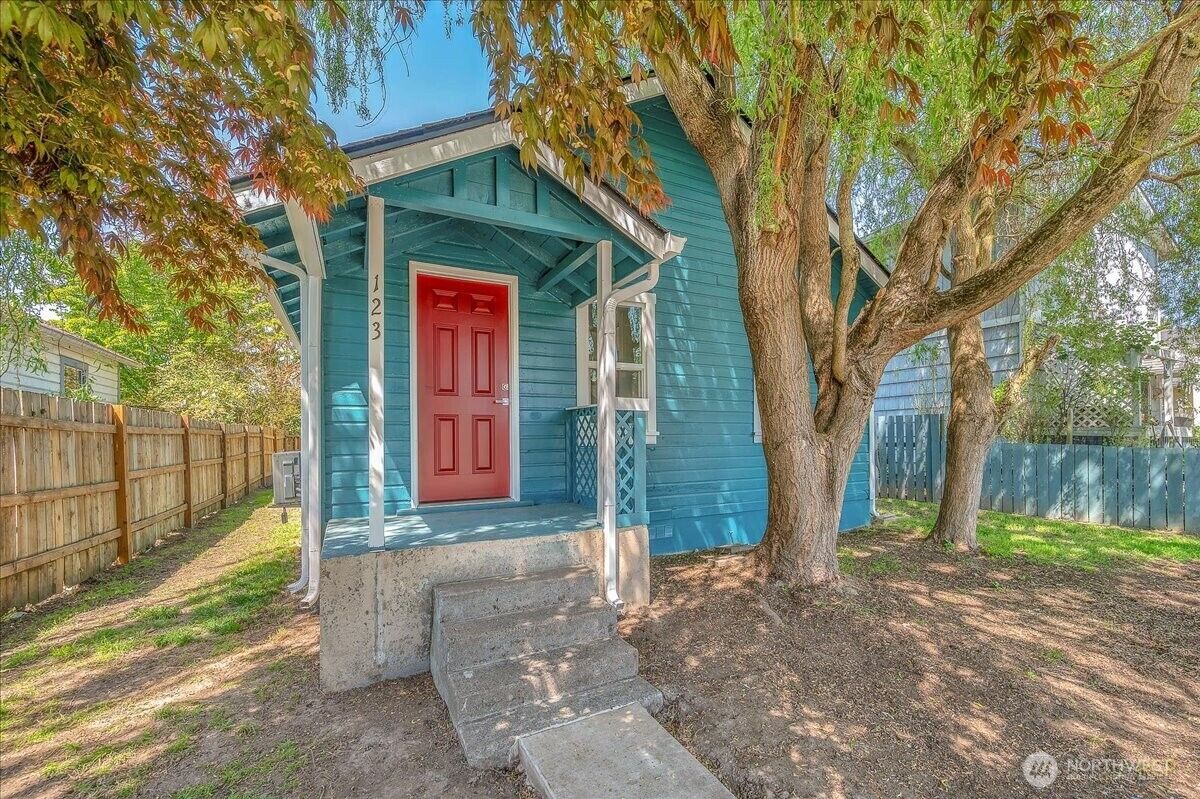 Property Photo:  123  18th Avenue  WA 98632 