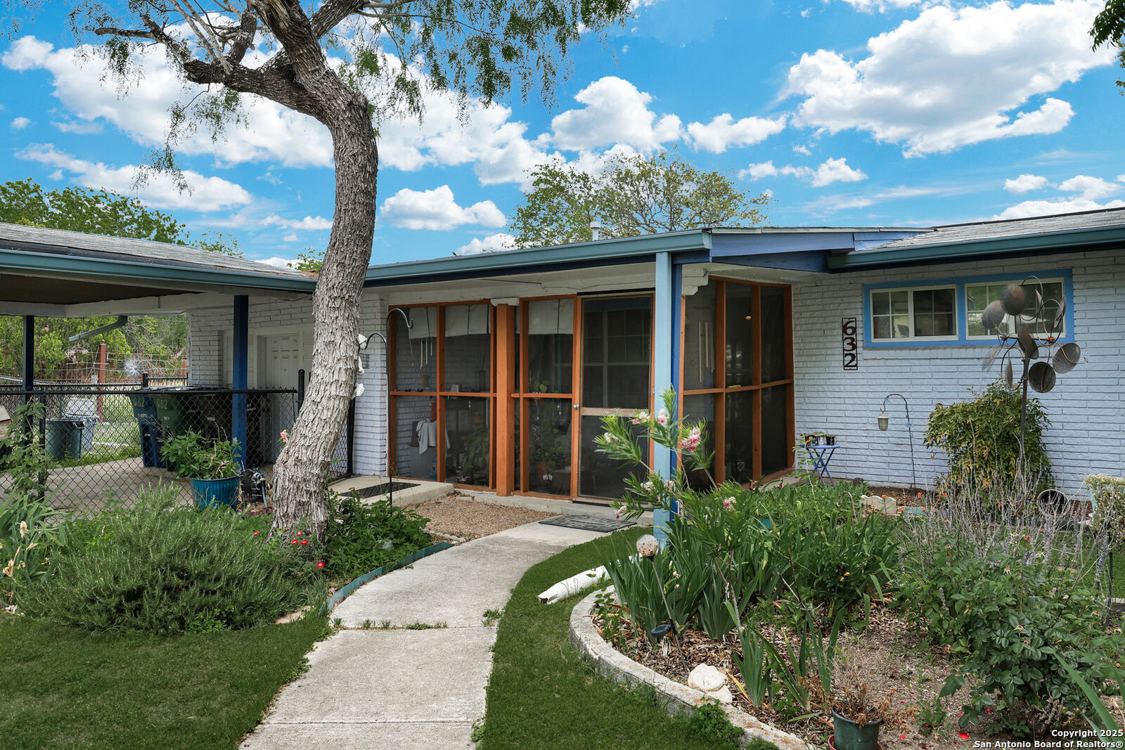 Property Photo: 632 W Broadview TX 78228