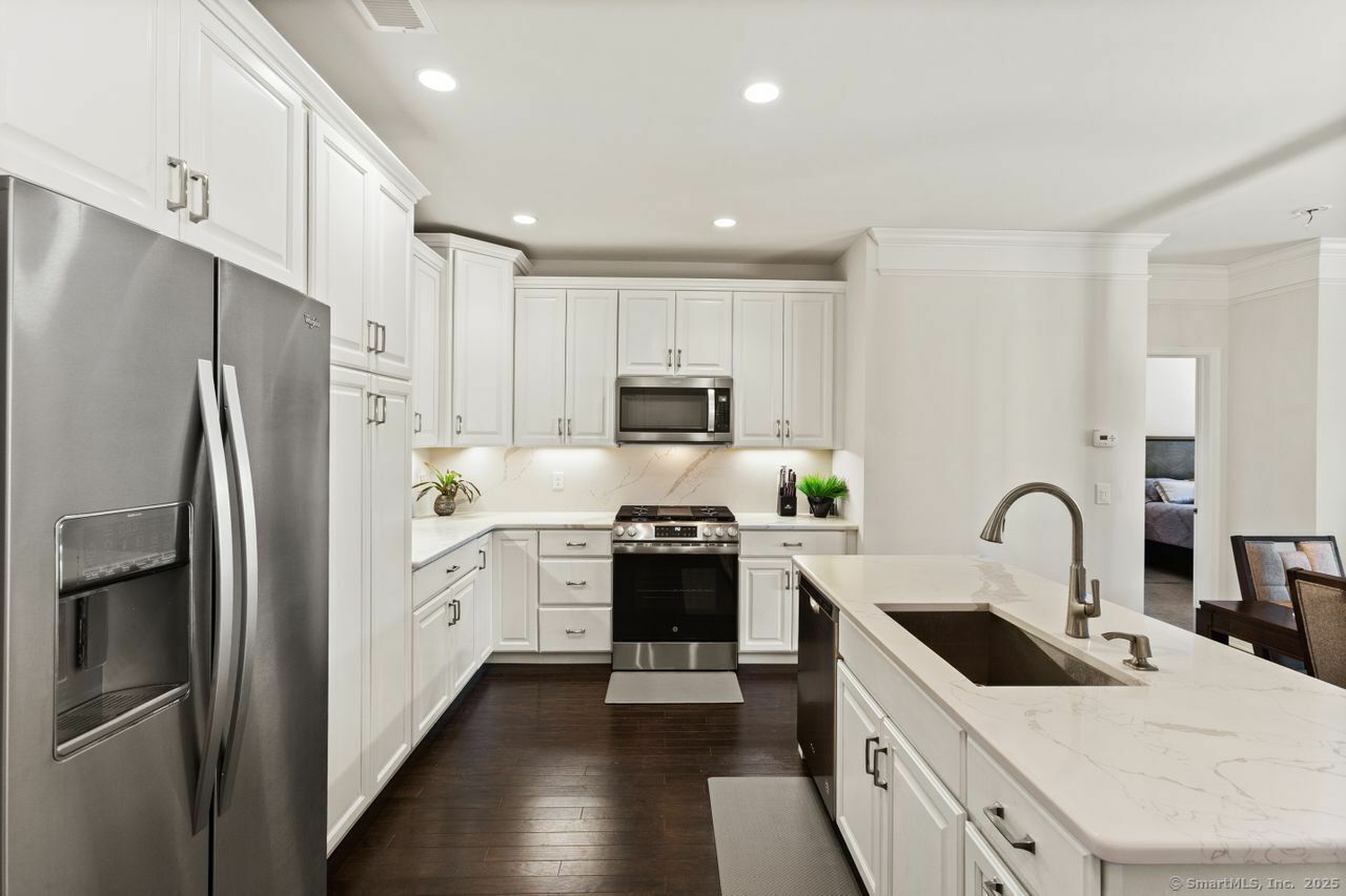 Property Photo: 823 Center Meadow Lane 823 CT 06810