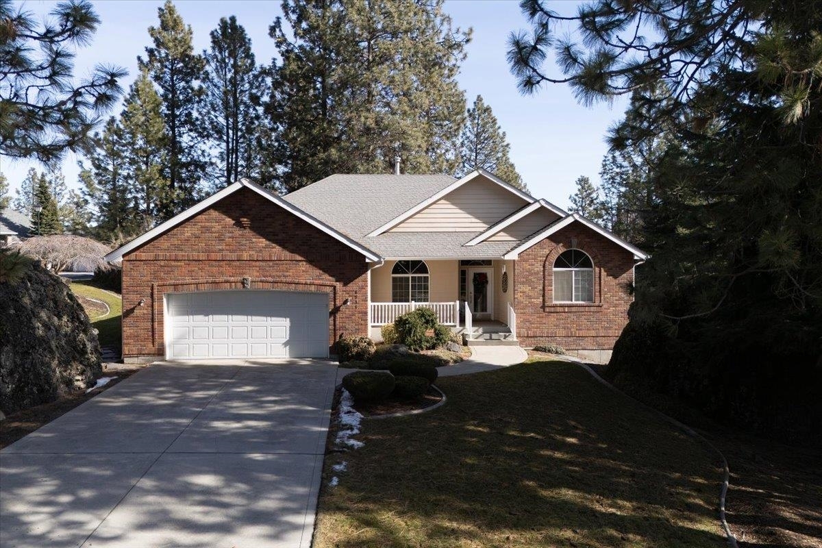Property Photo: 6916 N East Bluff Ct WA 99208