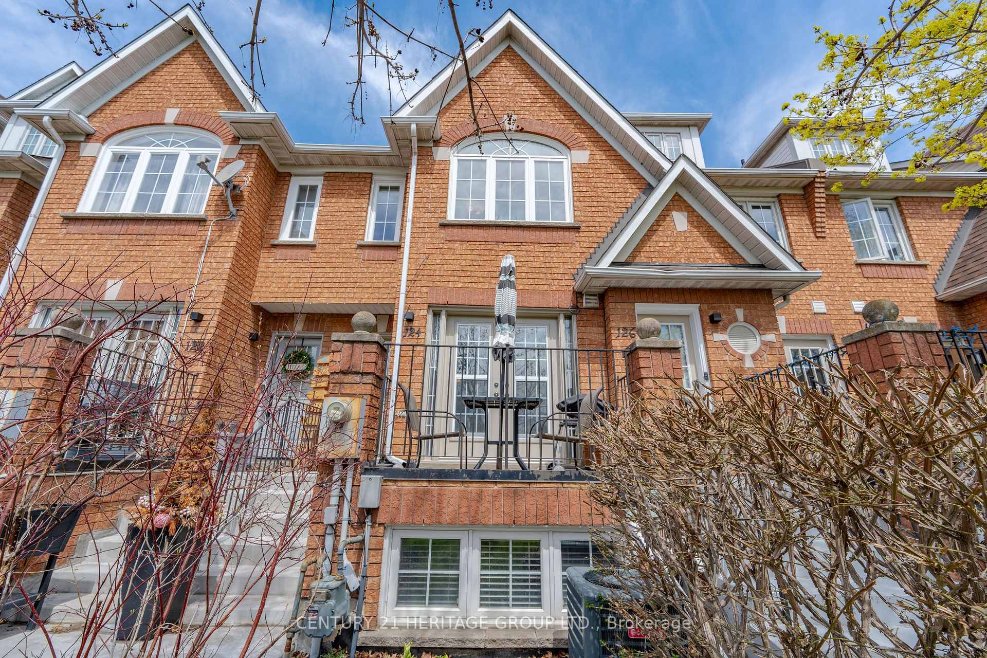 Photo de la propriété: 124 Rory Road ON M6L 3G4