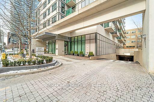 Property Photo: 70 Roehampton Avenue 1122 ON M4P 1R2