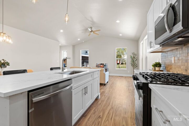 Property Photo:  780 S 3rd W St  ID 83647 