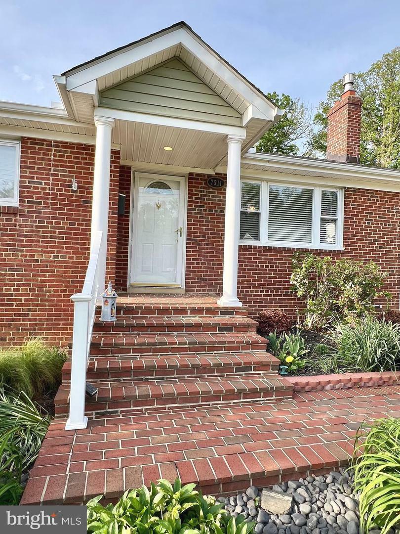Property Photo: 7511 Mendota Place VA 22150