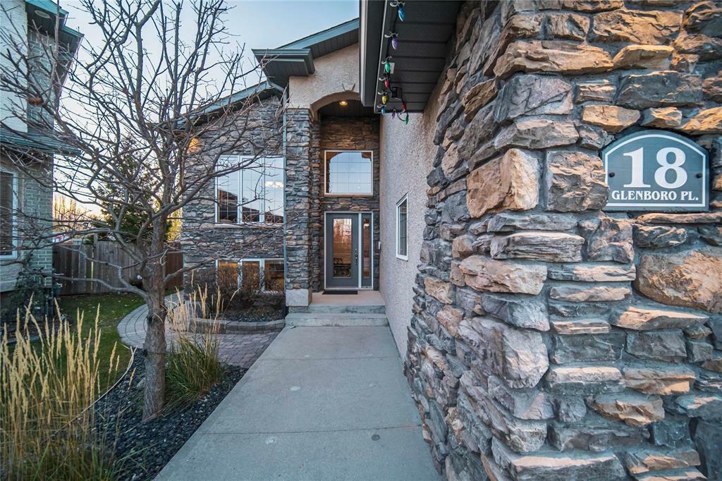 Property Photo: 18 Glenboro Place MB R2V 4X5