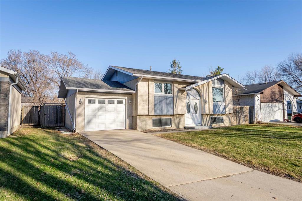 Property Photo: 99 Kushner Crescent MB R2P 0P2