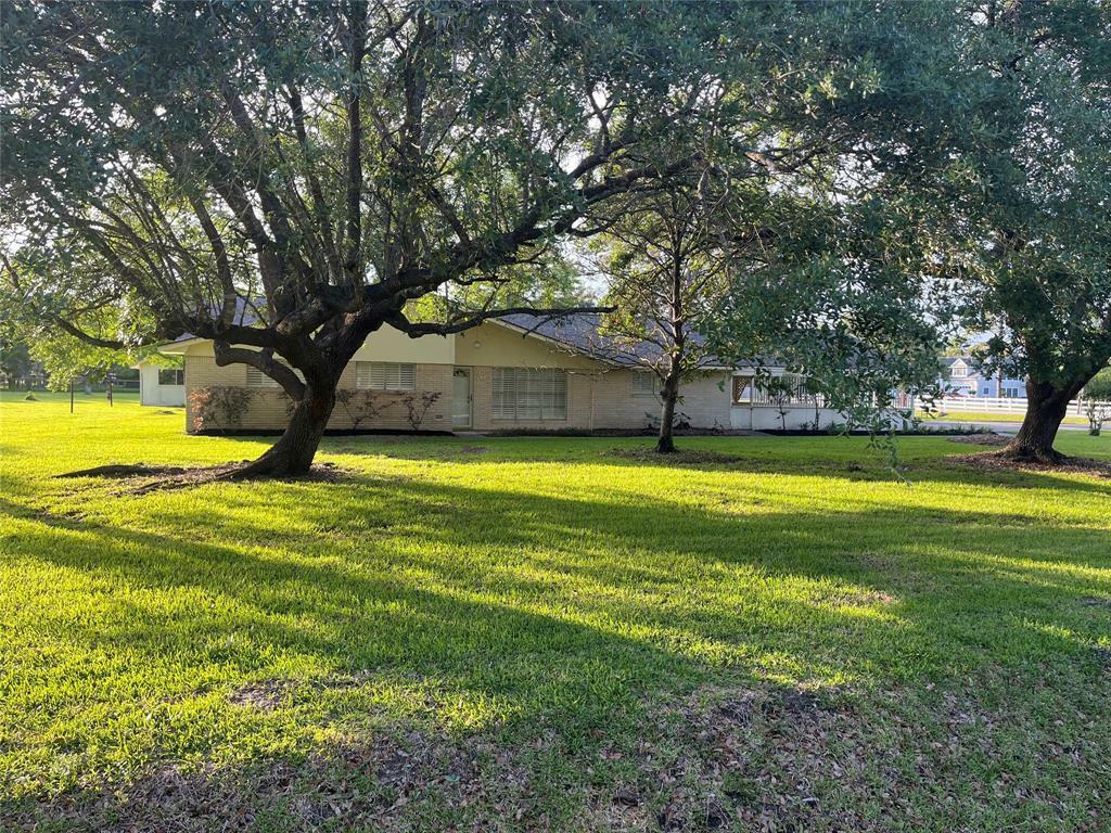 Property Photo: 902 Clover Ridge Avenue TX 77546