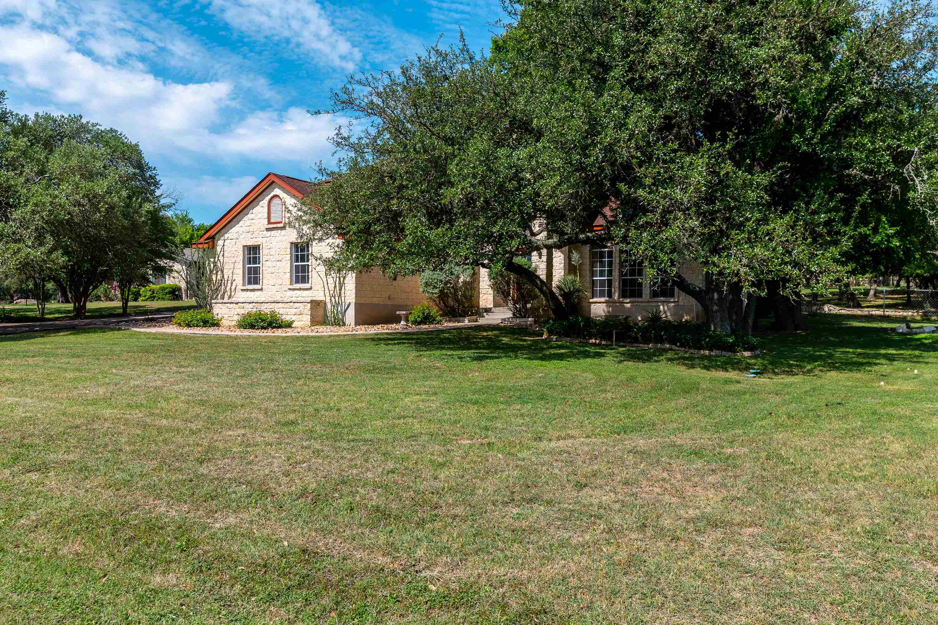 Property Photo: 511 Shadywood Lane TX 78620