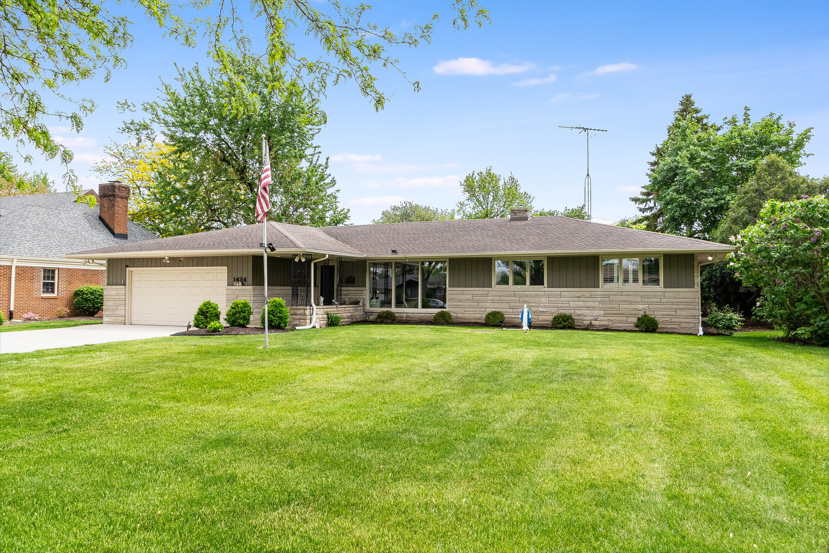 Property Photo:  1424 Mason Avenue  IL 60435 
