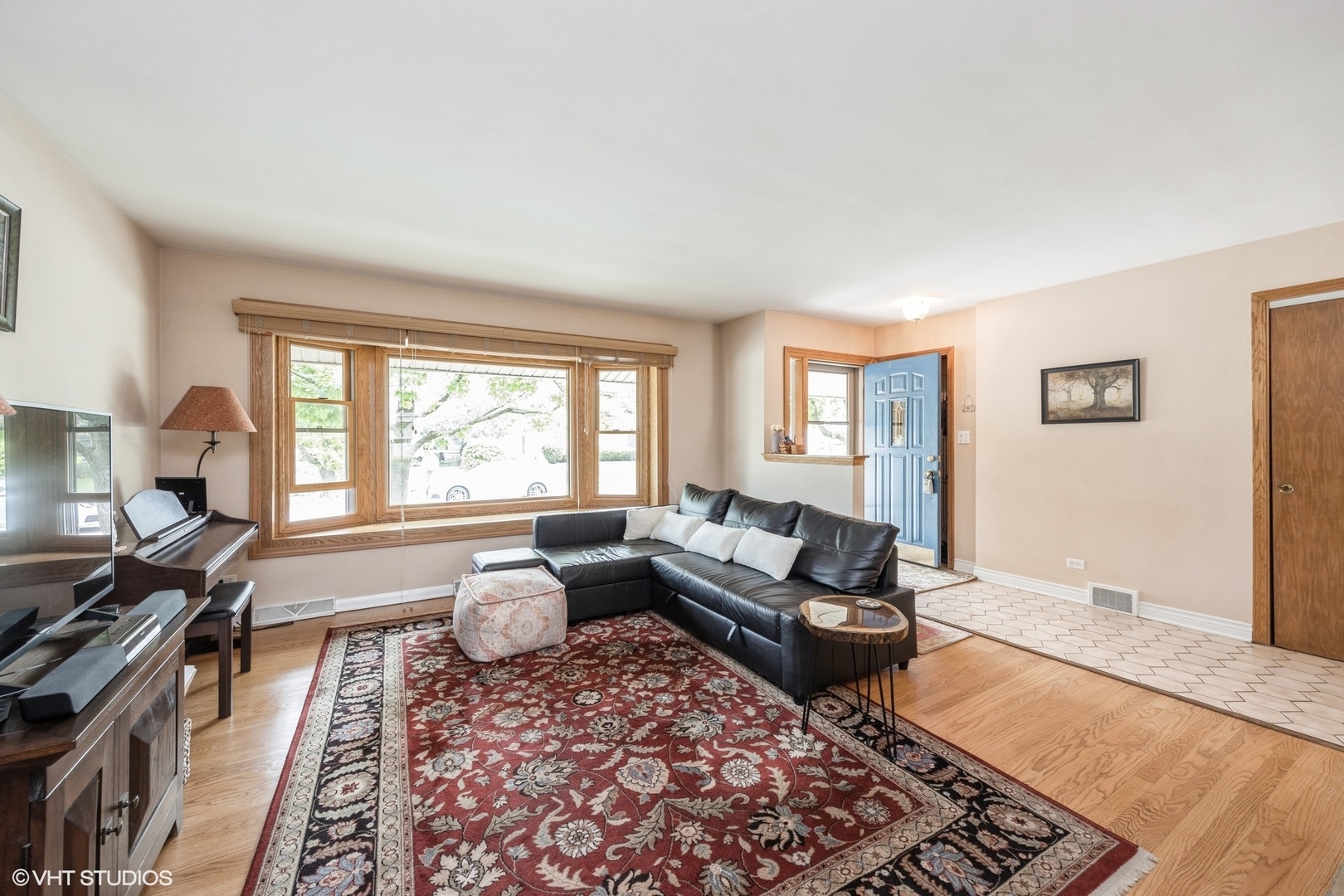 Property Photo: 221 Huntington Court IL 60526