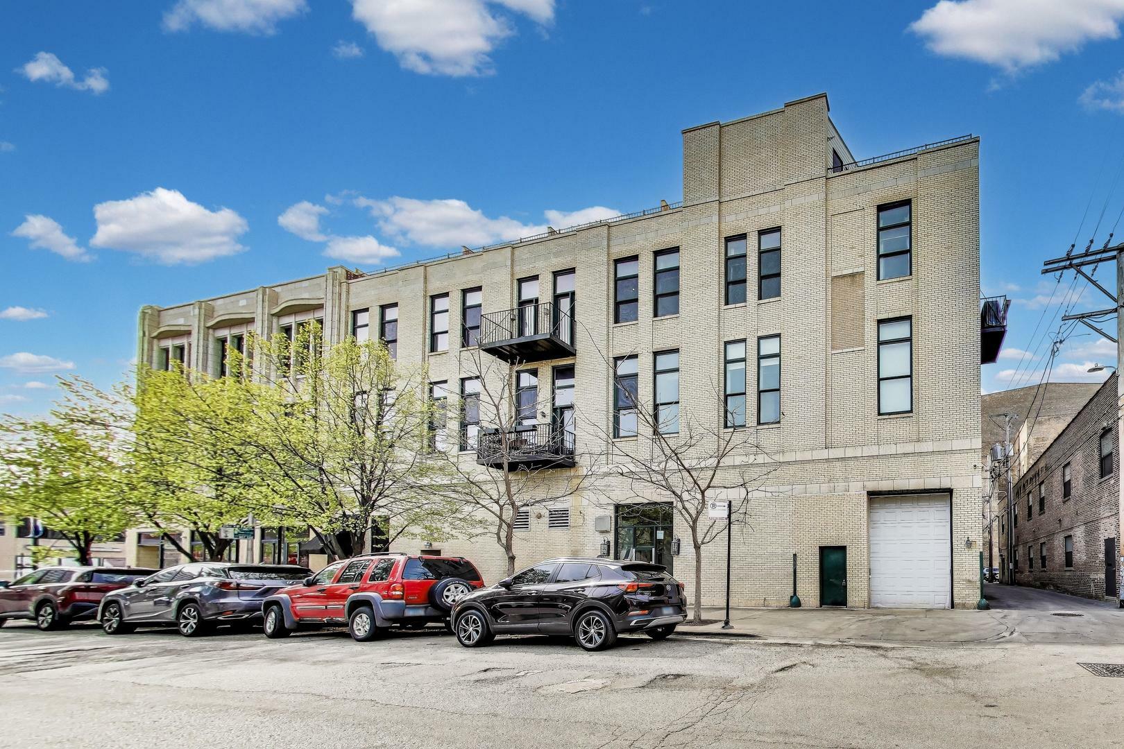Property Photo: 1215 W Gunnison Street 205 IL 60640