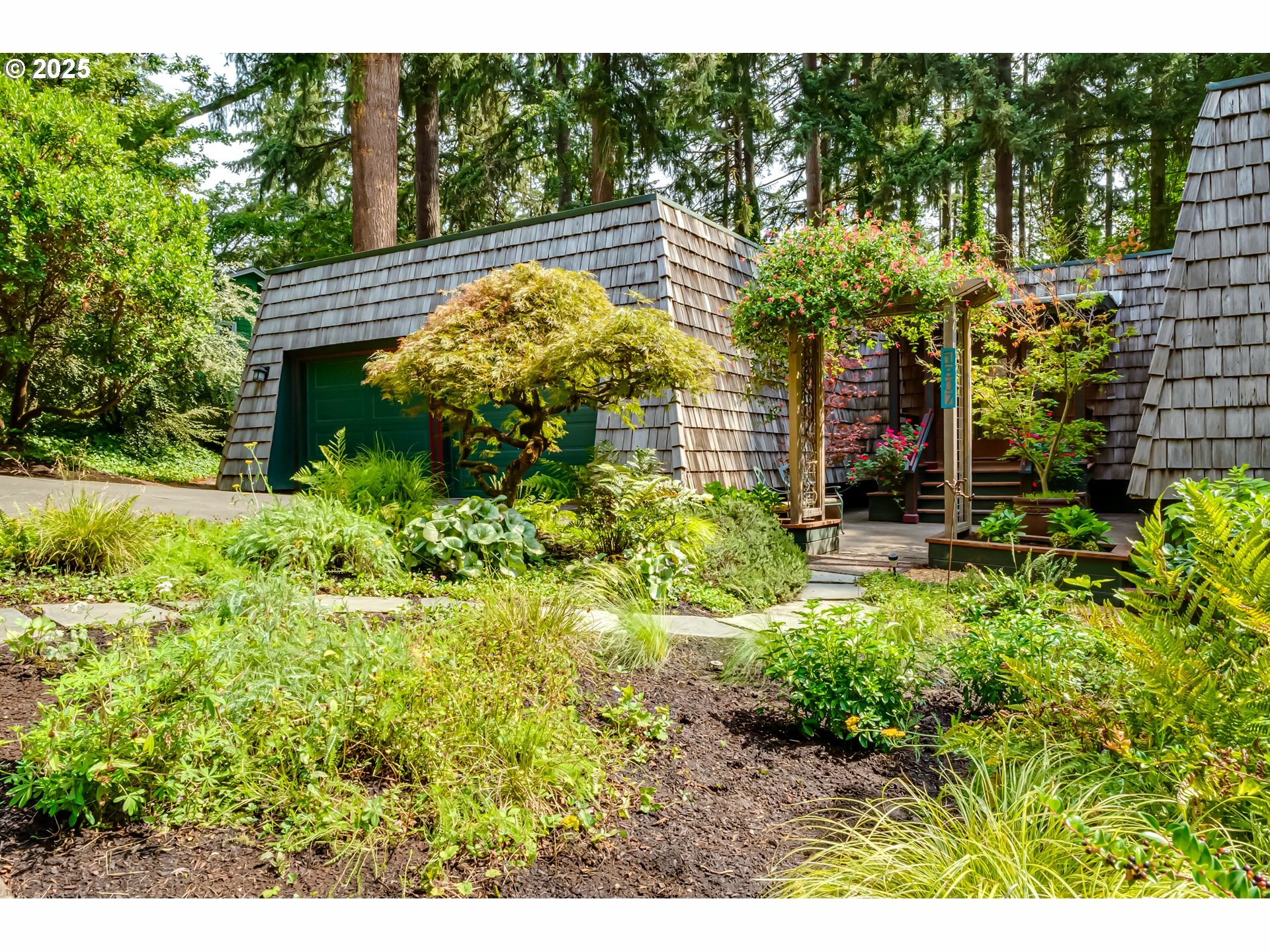 Property Photo: 1807 Fircrest Dr OR 97403