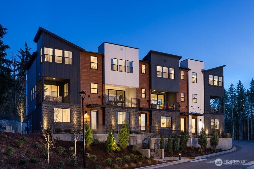 Property Photo:  10815 (Hs 107)  120th Lane NE B  WA 98033 