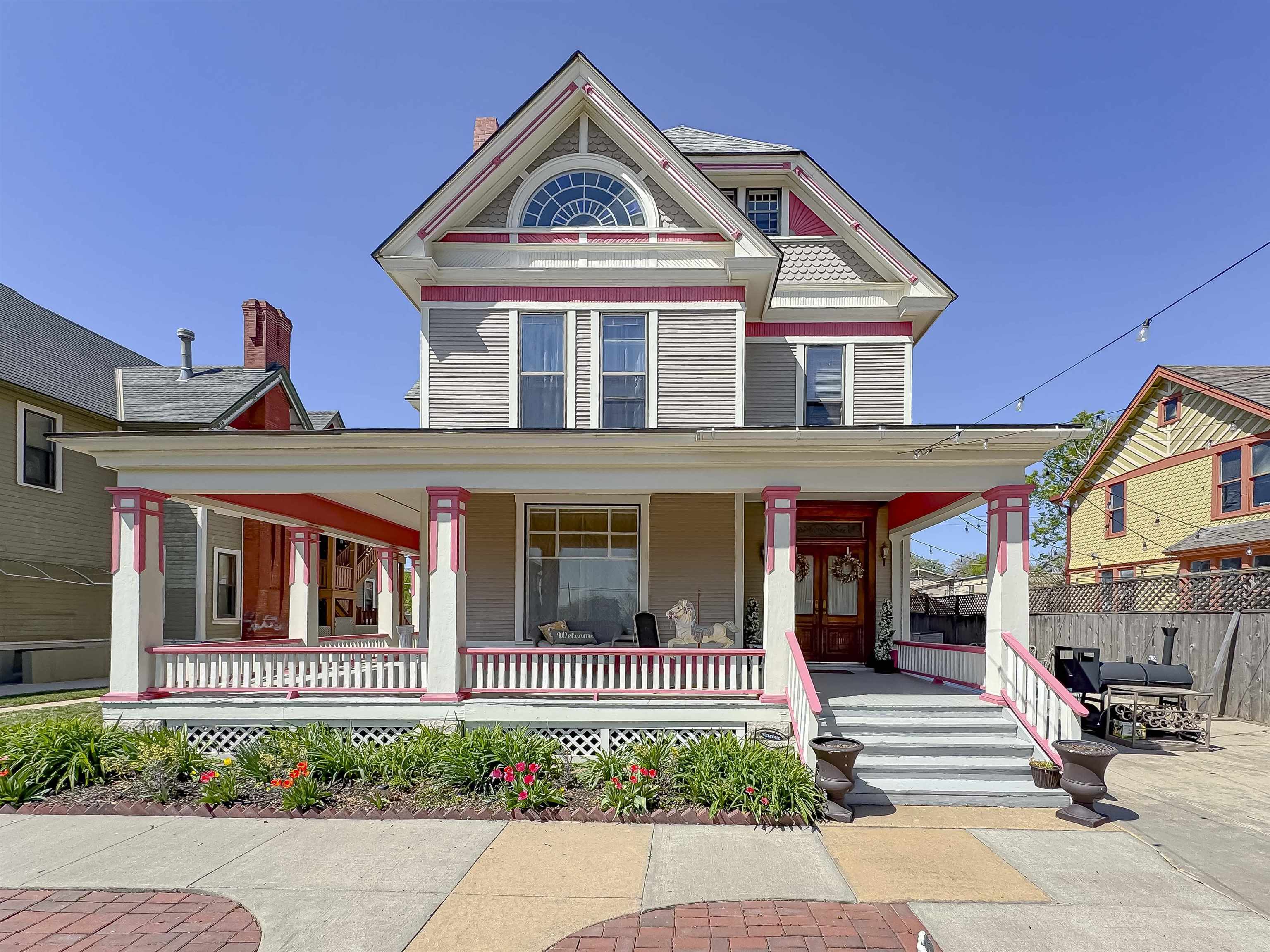 Property Photo:  1109 N Topeka St  KS 67214 