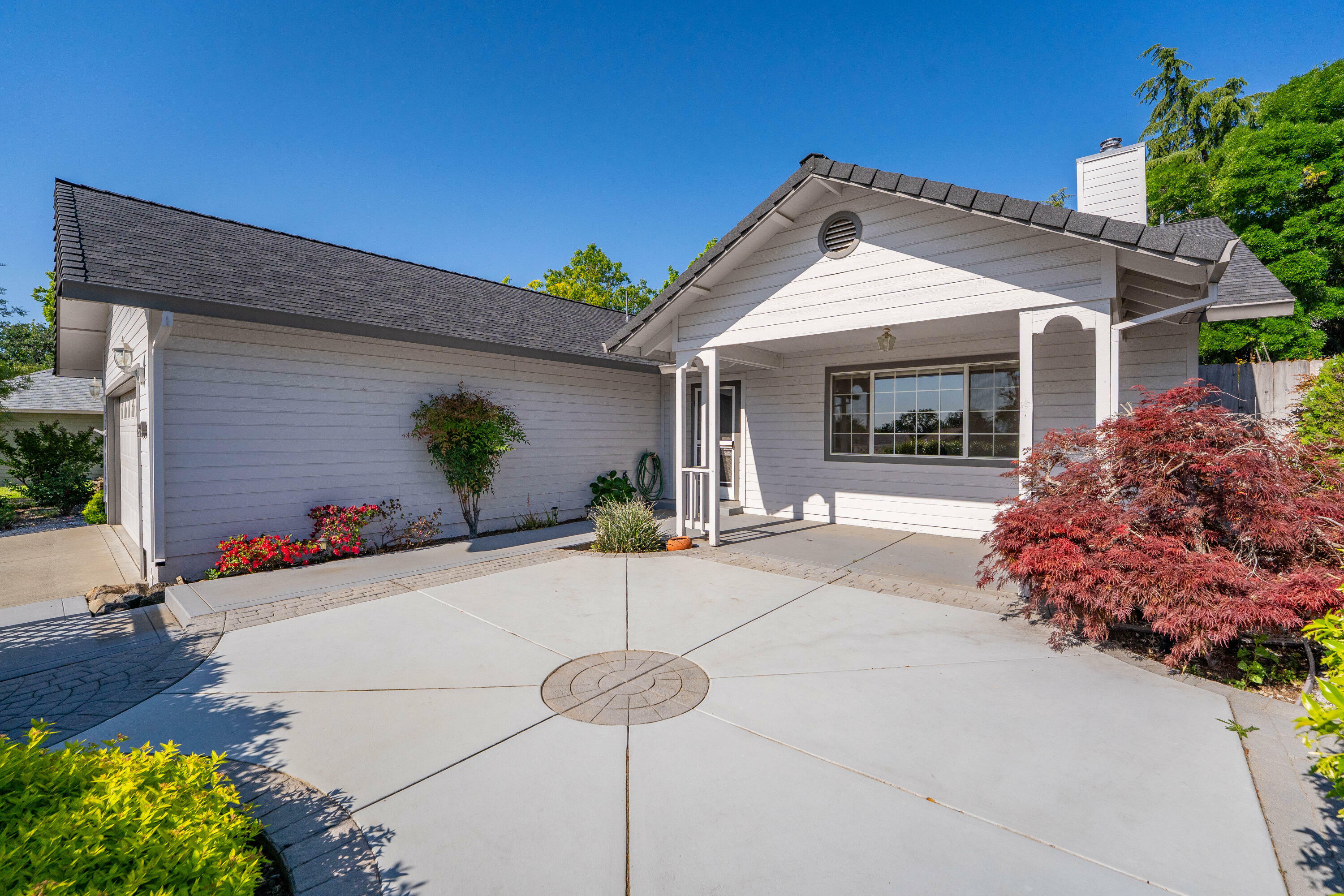 Property Photo: 484 Dominica Court CA 96003
