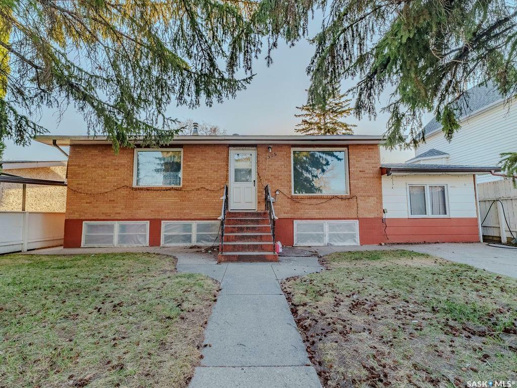 Property Photo: 1525 Empress Avenue SK S7K 3G4