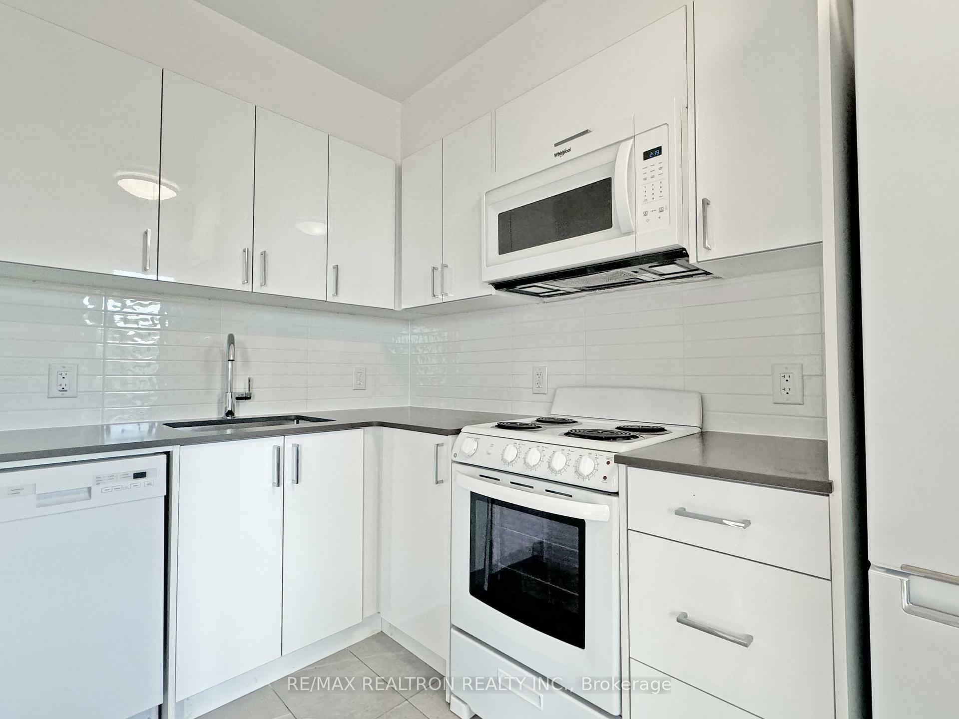 Property Photo:  398 Avenue Road 221  ON M4V 2H5 