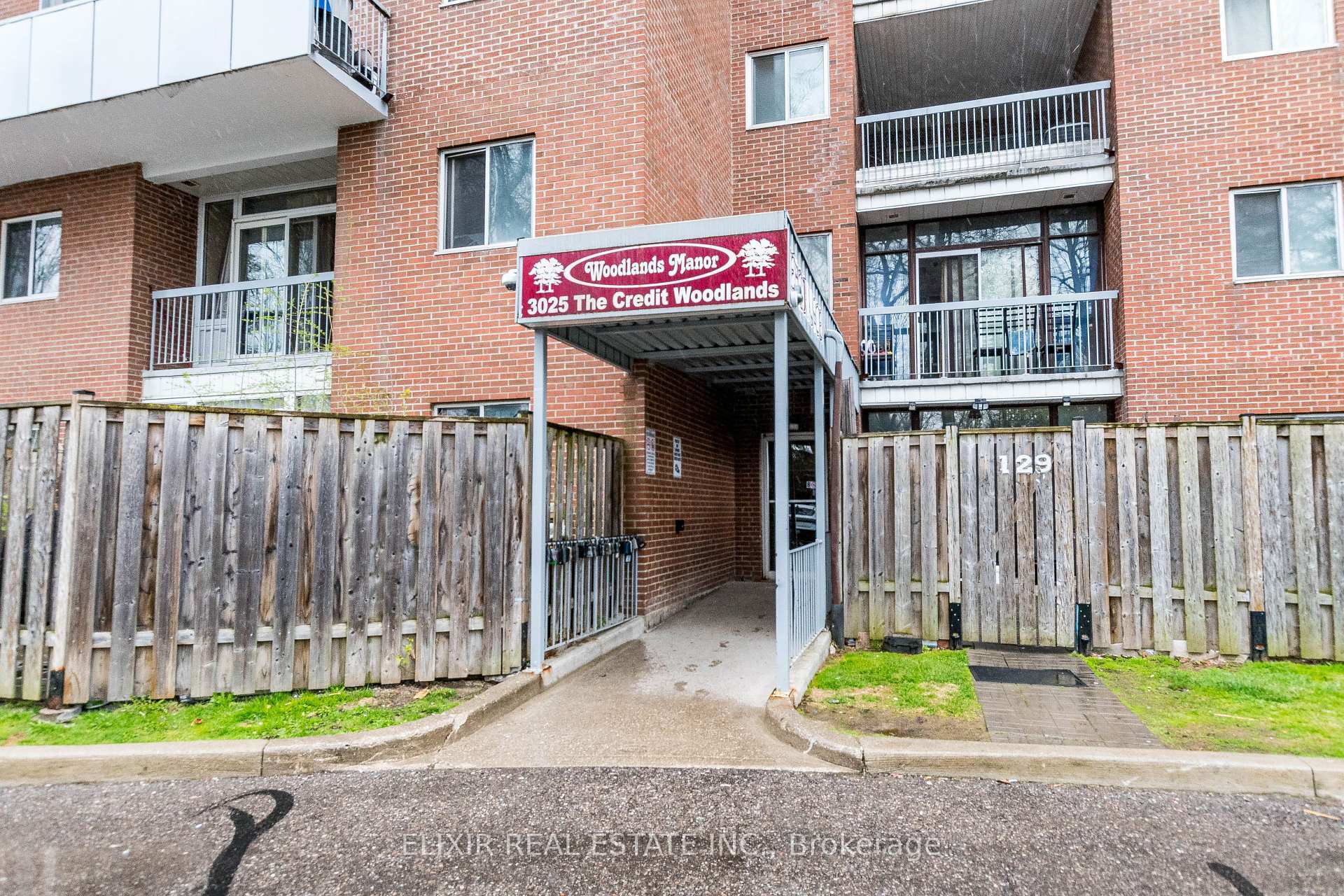 Photo de la propriété: 3025 The Credit Woodlands Drive 336 ON L5C 2V3