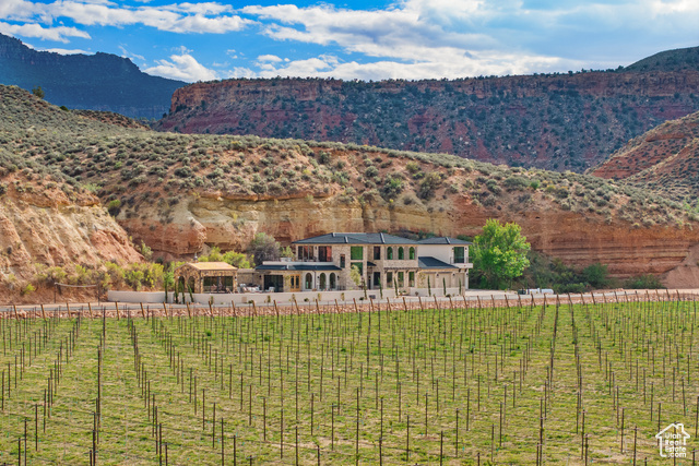 Property Photo: 610 W Vineyard Ln UT 84763
