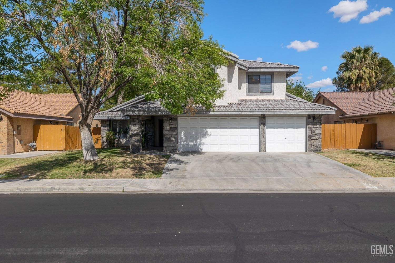 Property Photo:  1224 N Mayflower Circle  CA 93555 