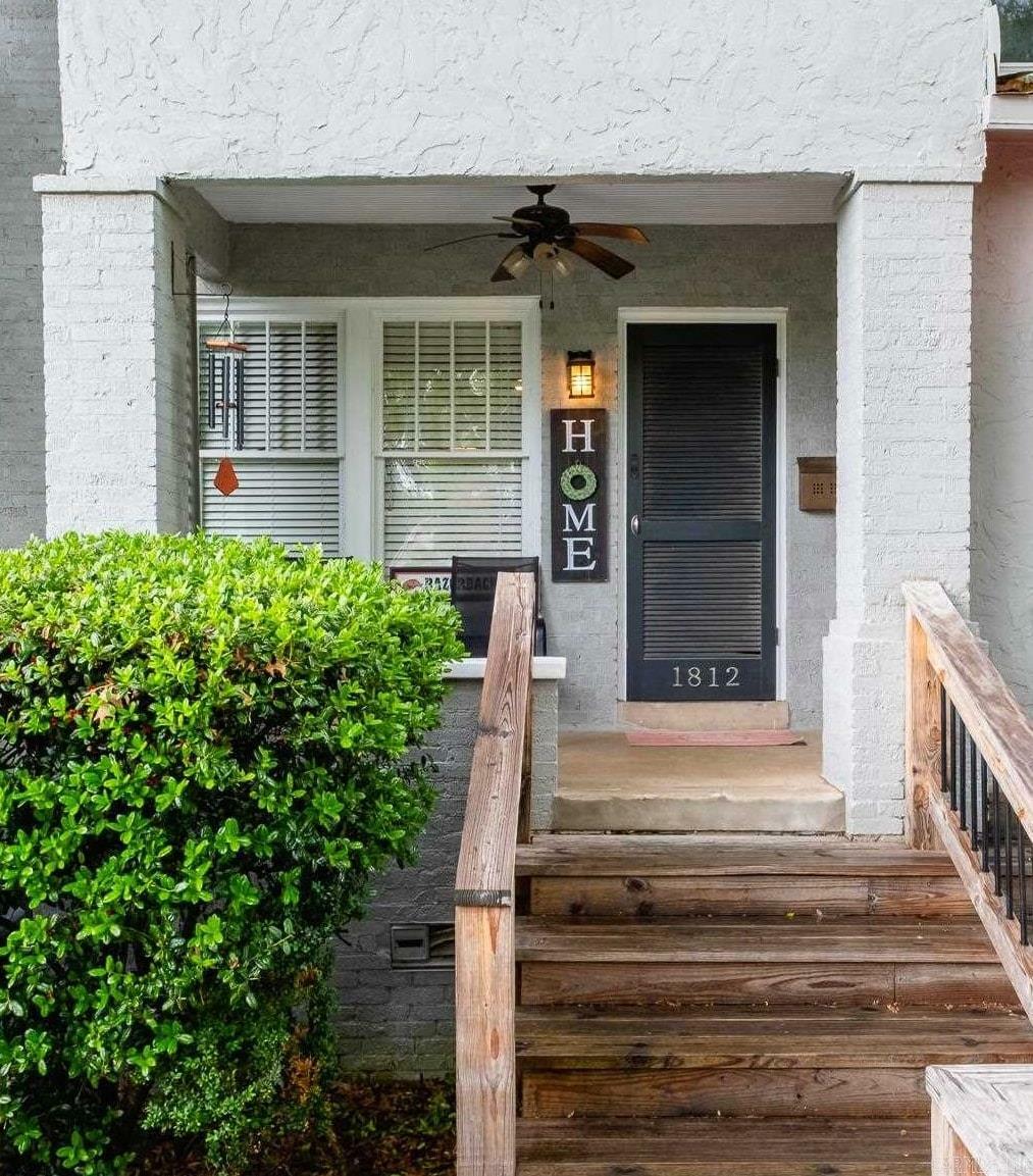 Property Photo: 1812 Kavanaugh Blvd AR 72005