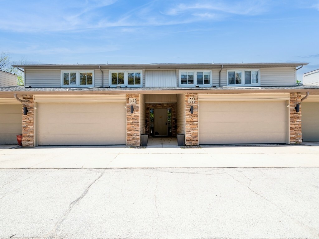 Property Photo: 1735 Applewood Court NE IA 52402