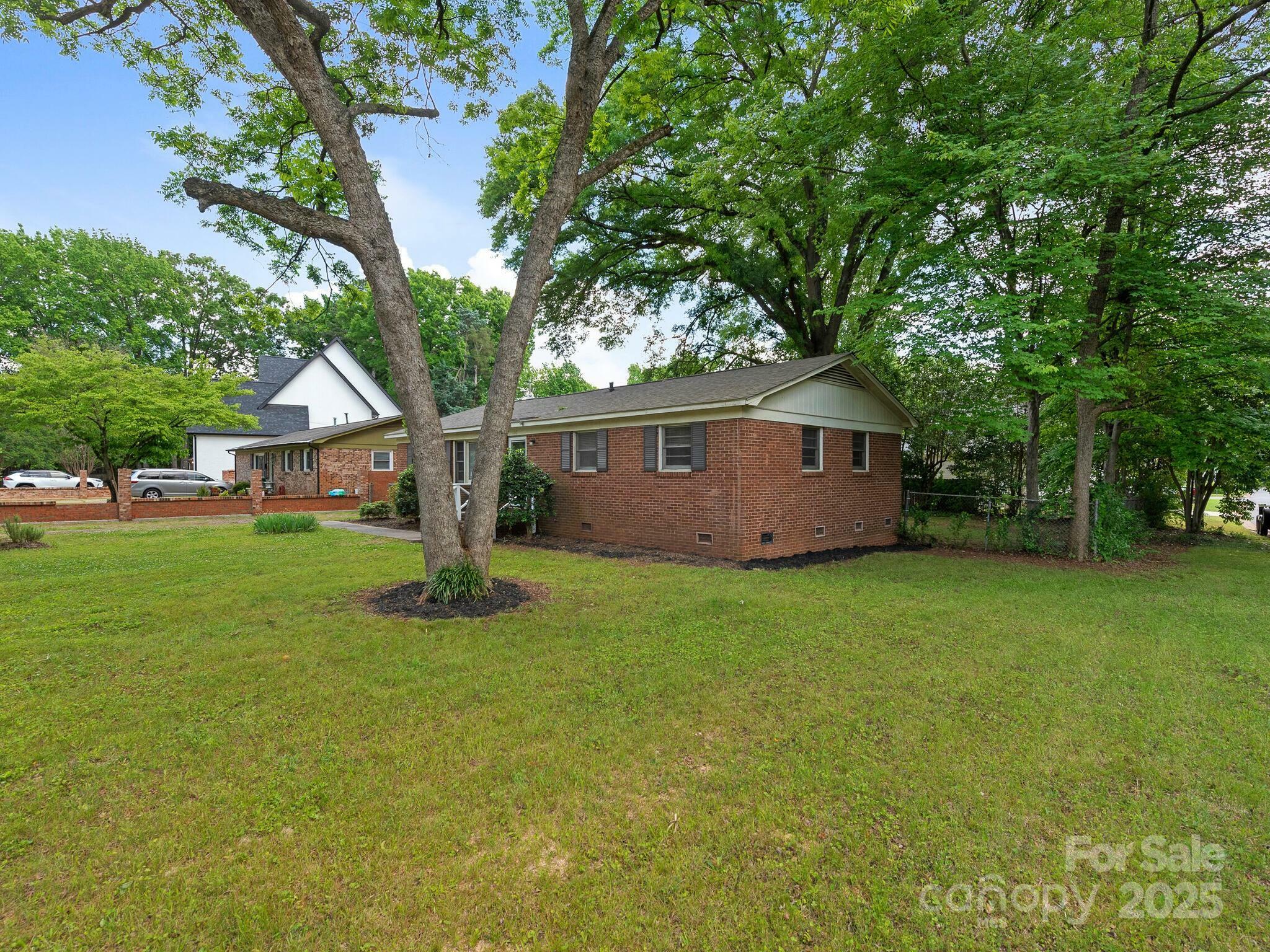 Property Photo: 1100 Clawson Court NC 28209