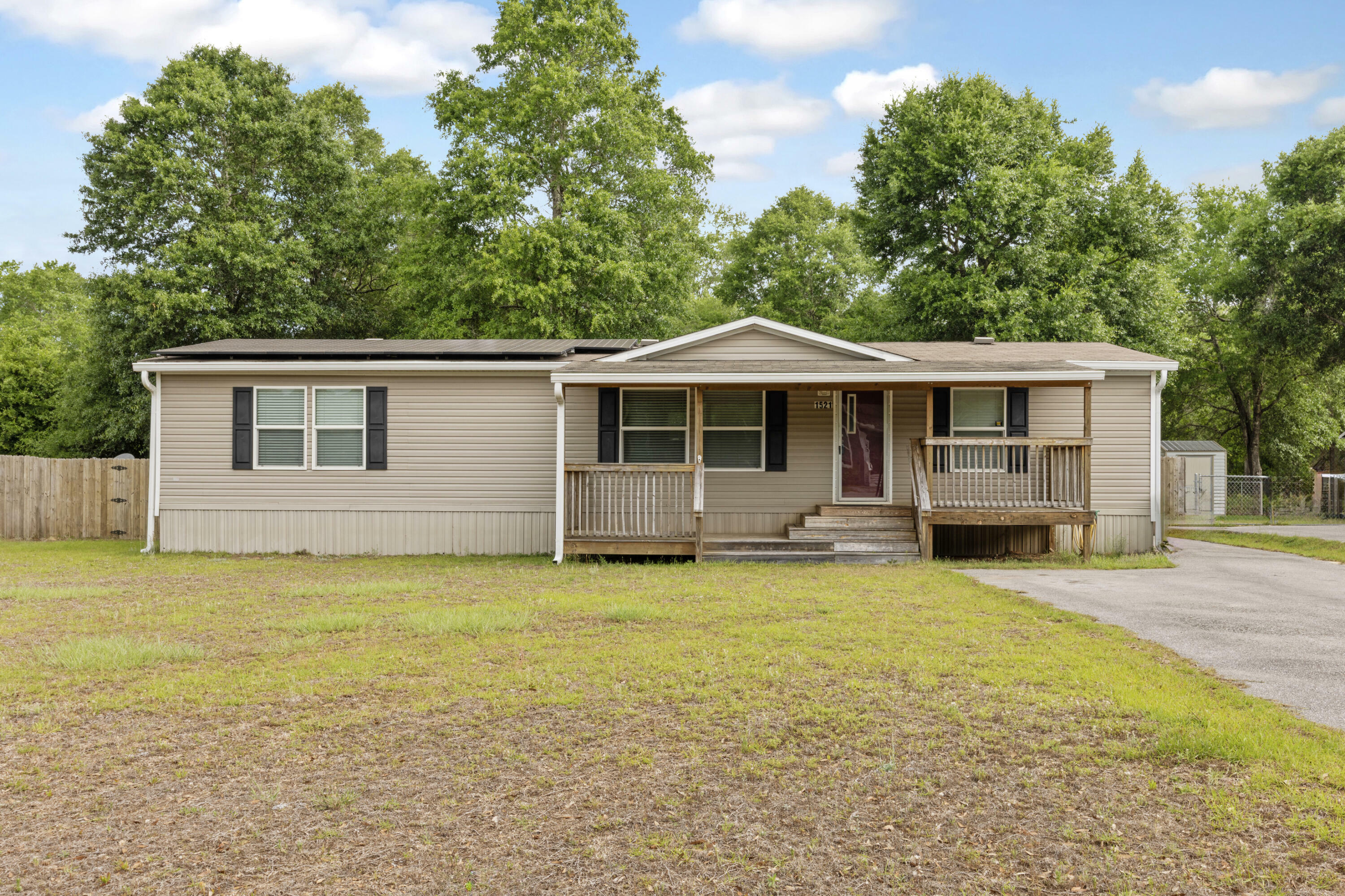 Property Photo: 1521 Trotter Way FL 32531