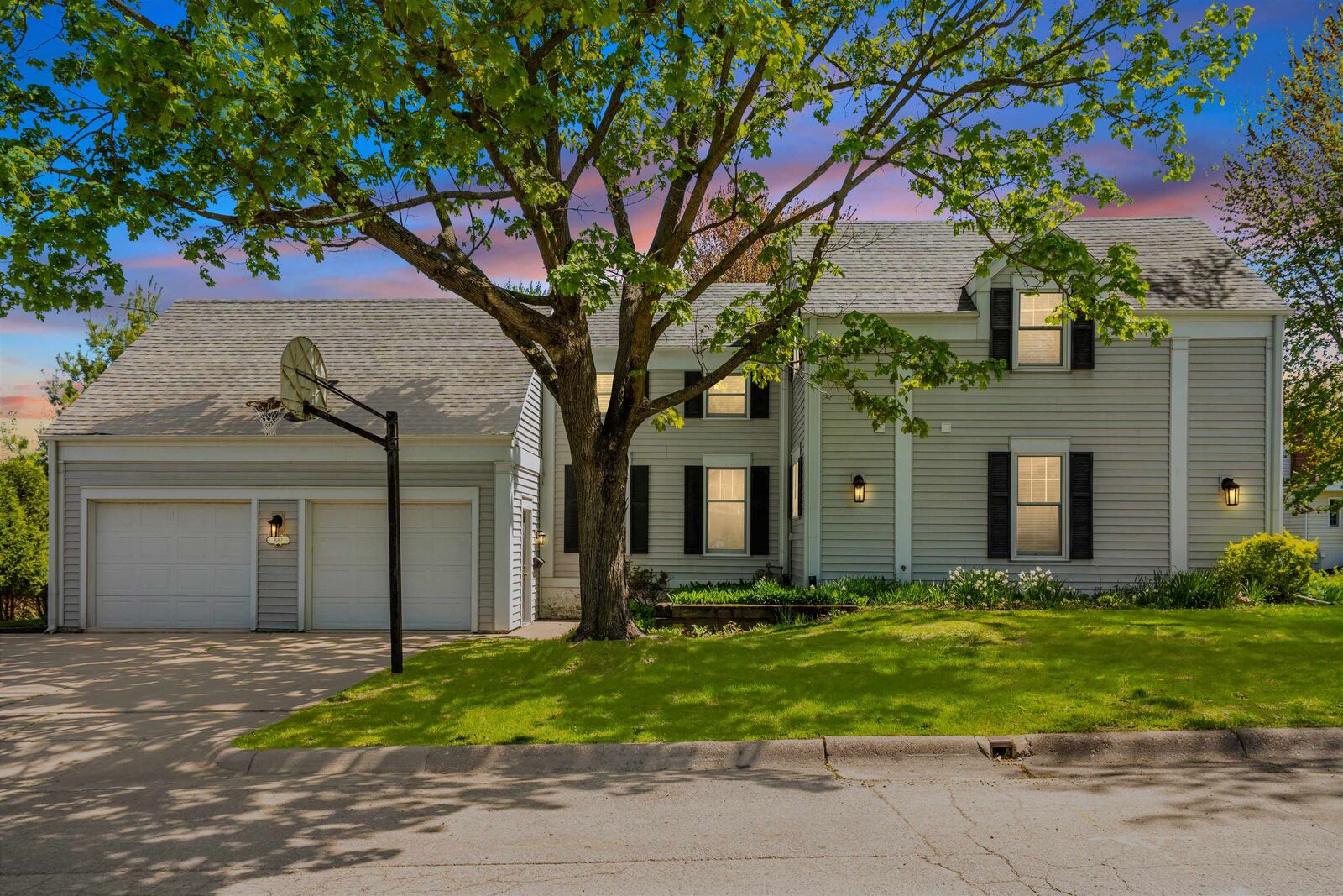 Property Photo:  882 Laurel Street  IA 52003 