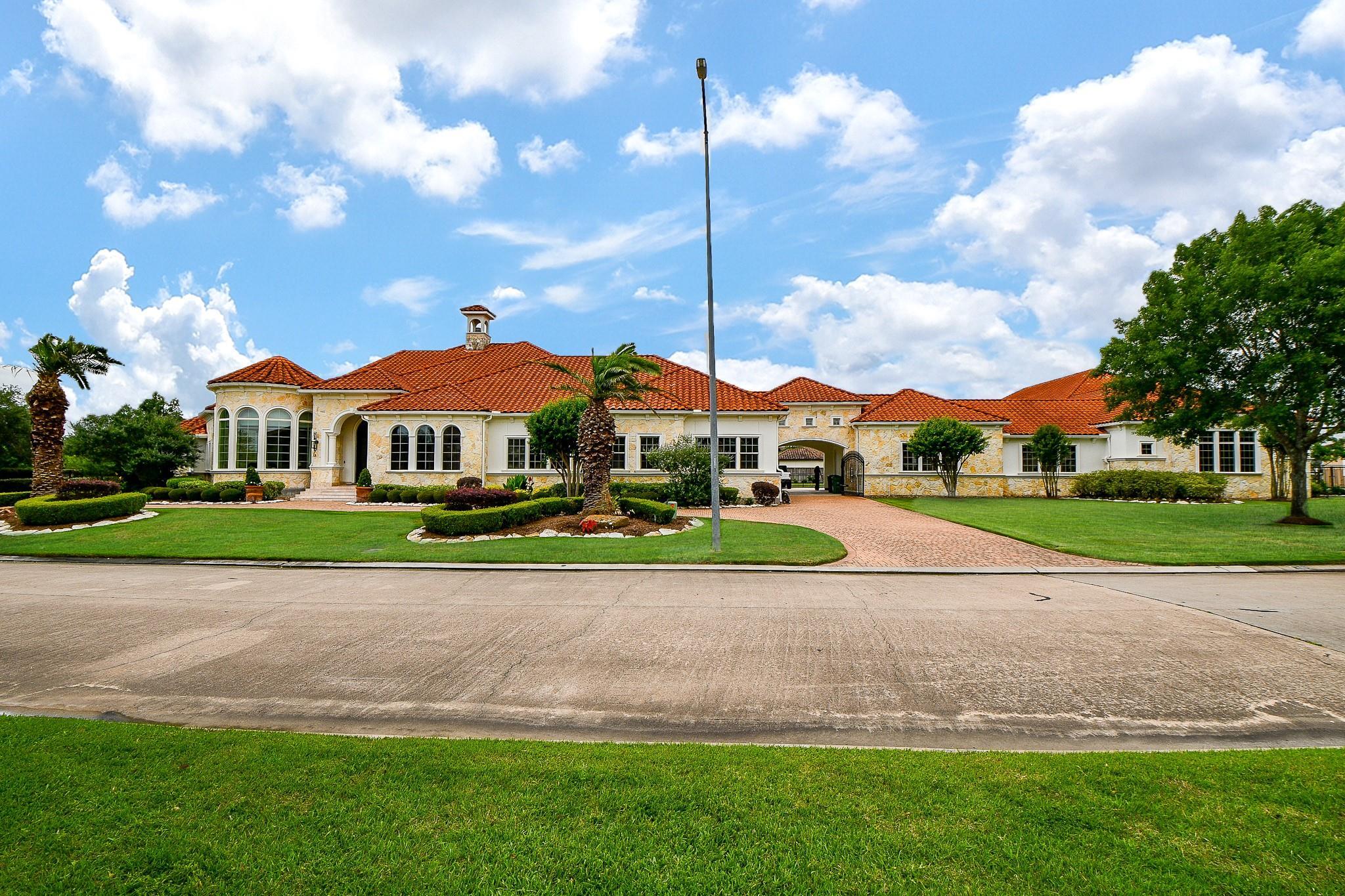 Property Photo: 2718 Silverhorn Drive TX 77450
