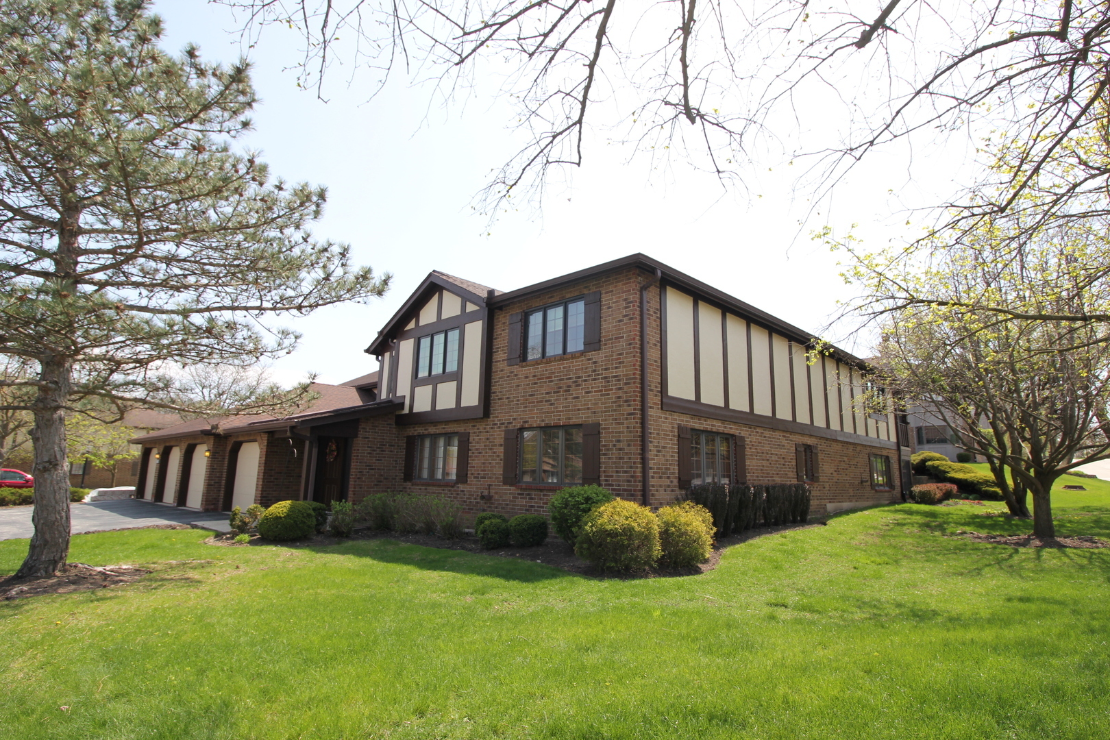 Property Photo: 7853 W Oak Hills Court 2dr IL 60463