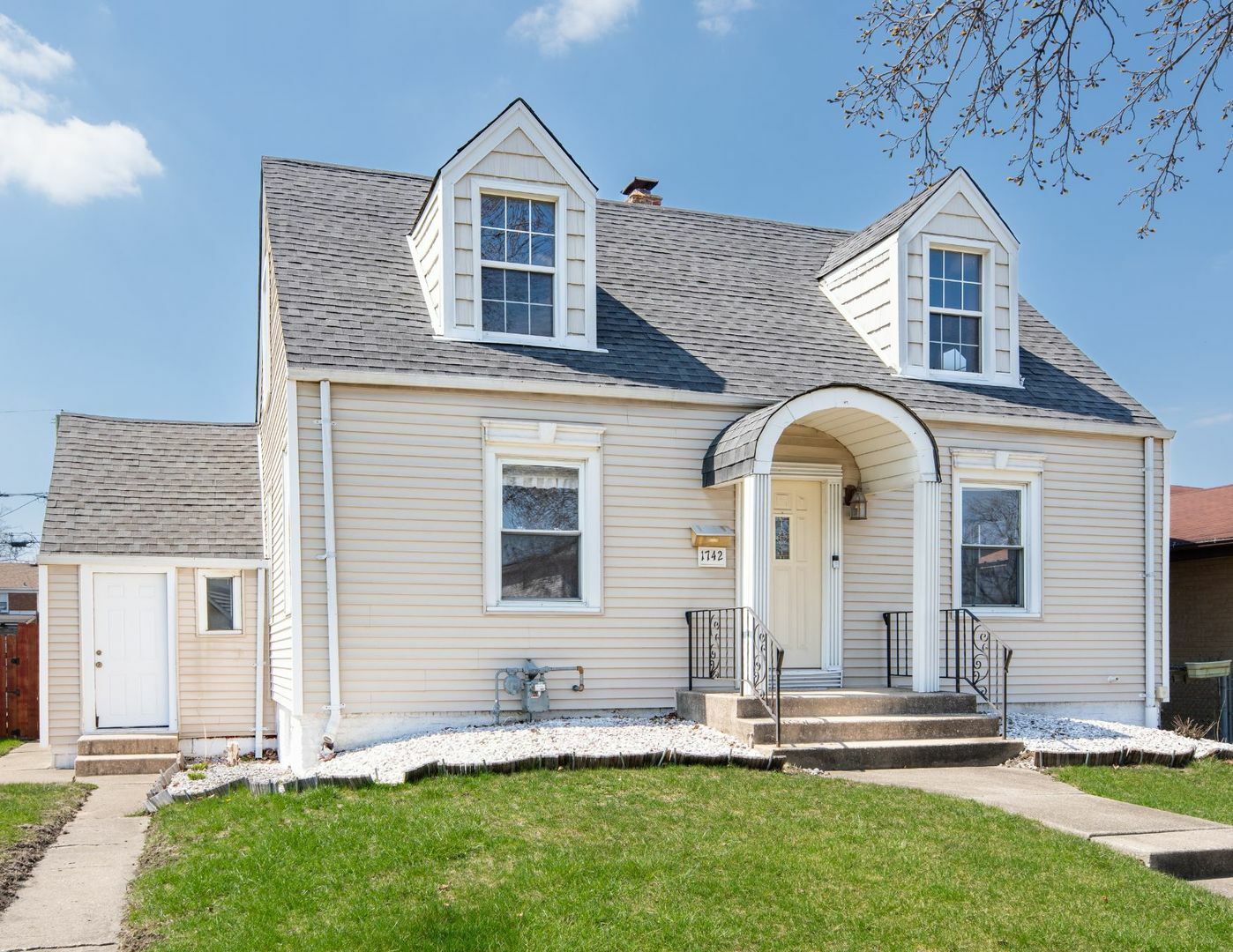 Property Photo: 1742 N 18th Avenue IL 60160